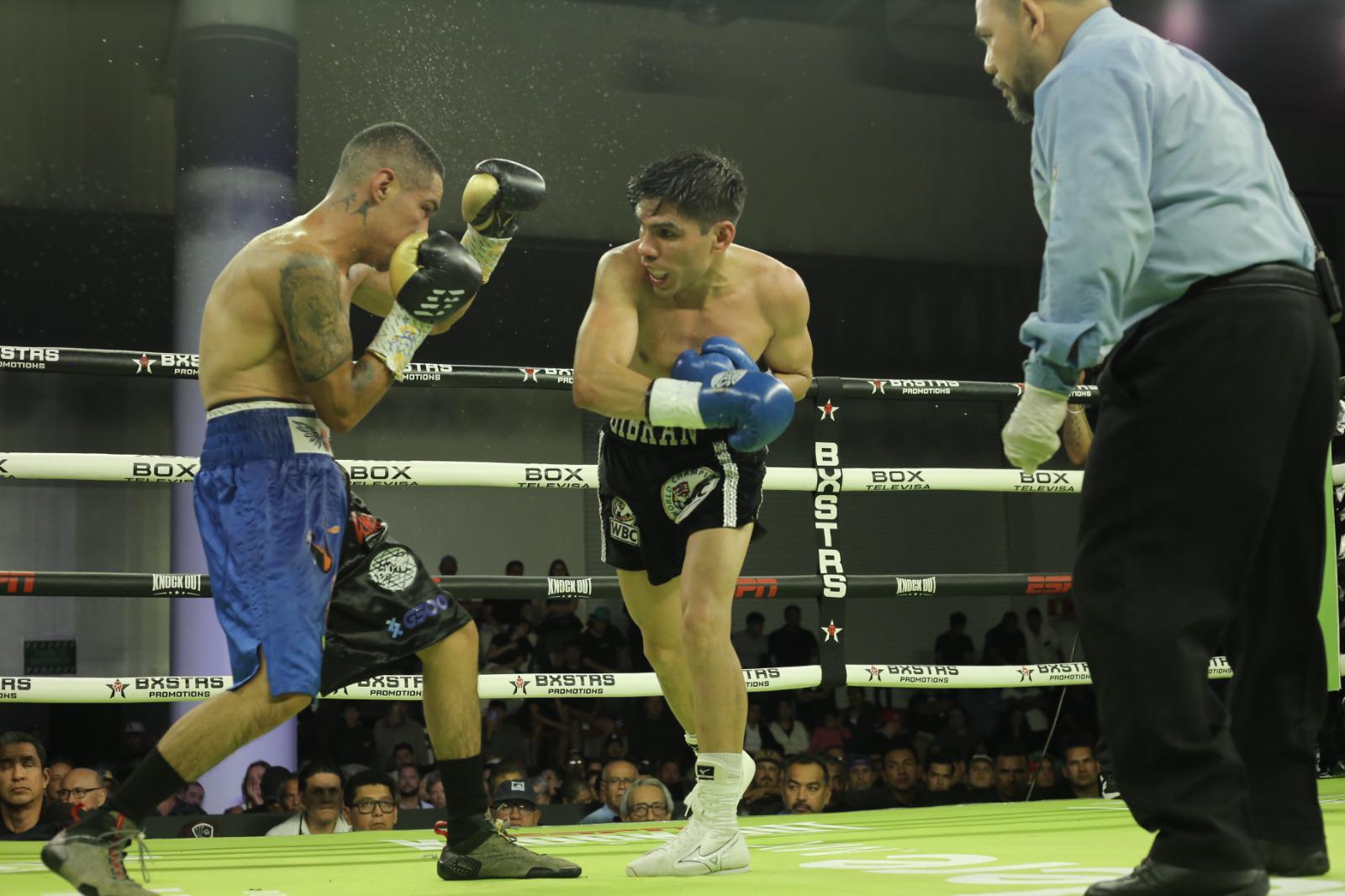 $!Pedro Guevara sale con el brazo en alto ante ‘Pamba’ Valdés en Mazatlán