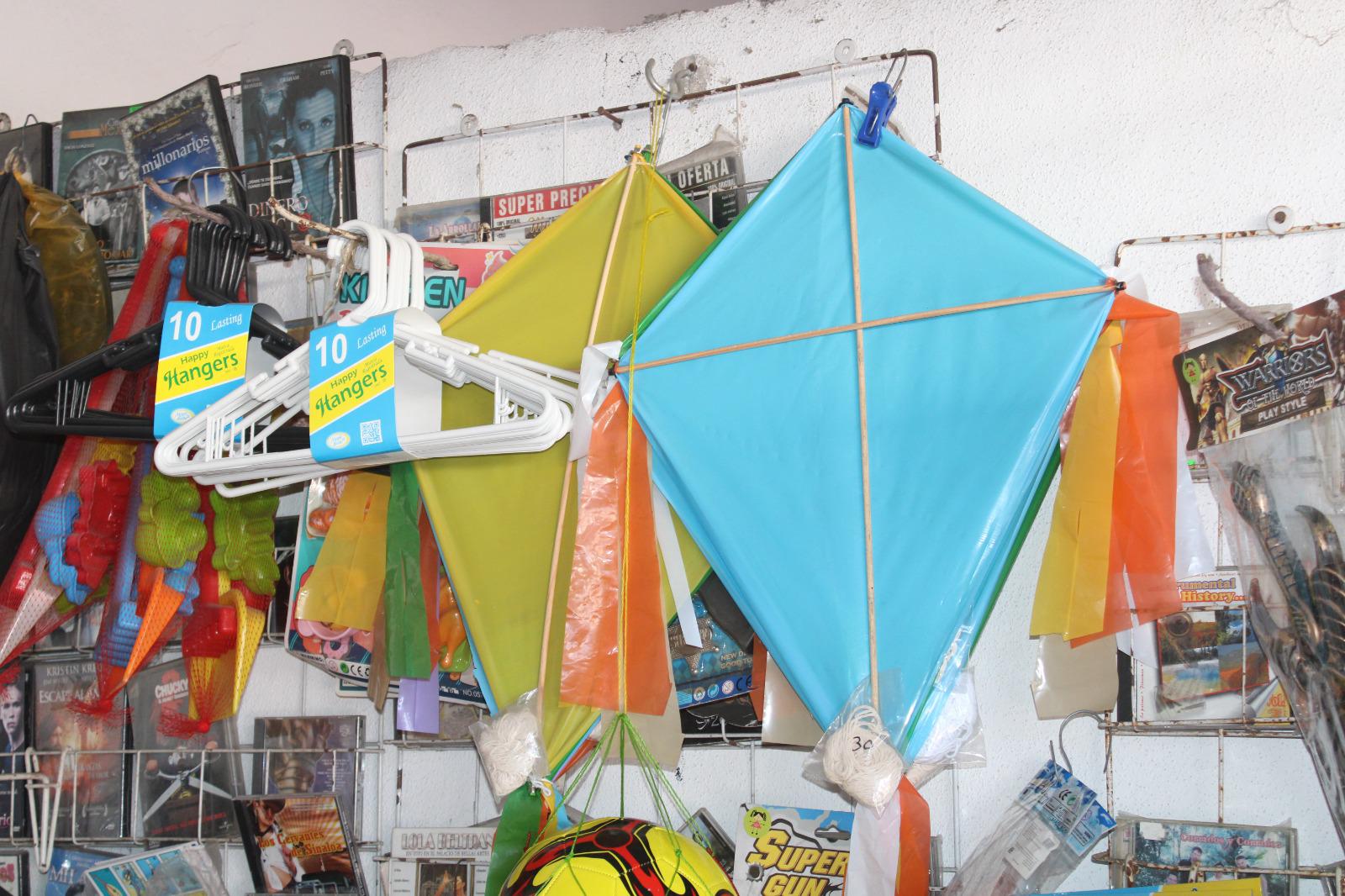 $!Desde hace 25 años, Jesús apuesta por la venta de nacimientos y juguetes tradicionales en Rosario