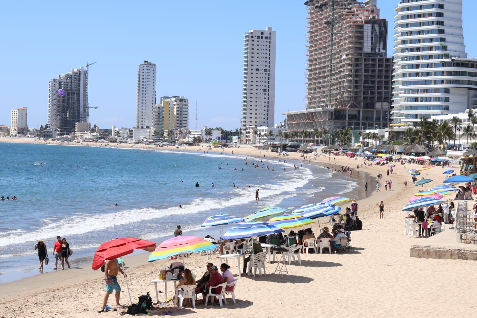 $!Playas de Mazatlán atraen a turistas nacionales en puente vacacional