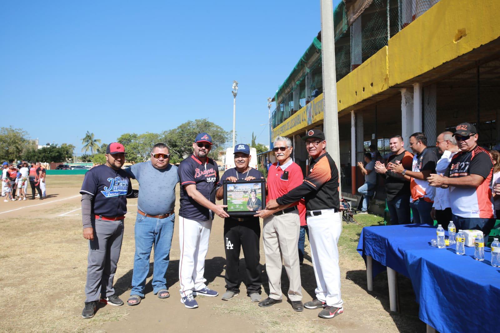 $!Cantan playball en la Liga de Beisbol Magisterial, en el Club Sarabia