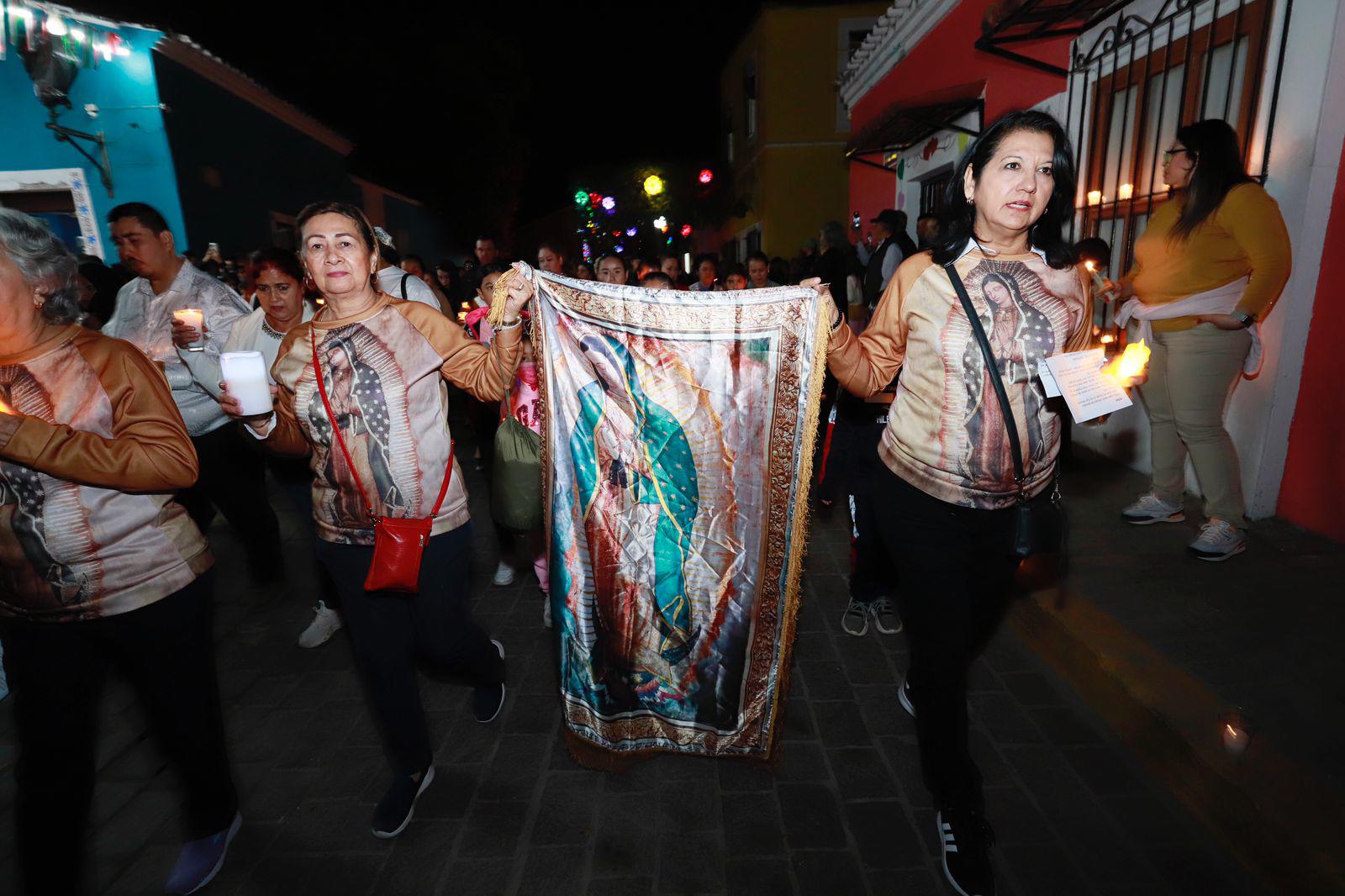 $!Creyentes de la Virgen de Guadalupe le cantan Las Mañanitas en Cosalá