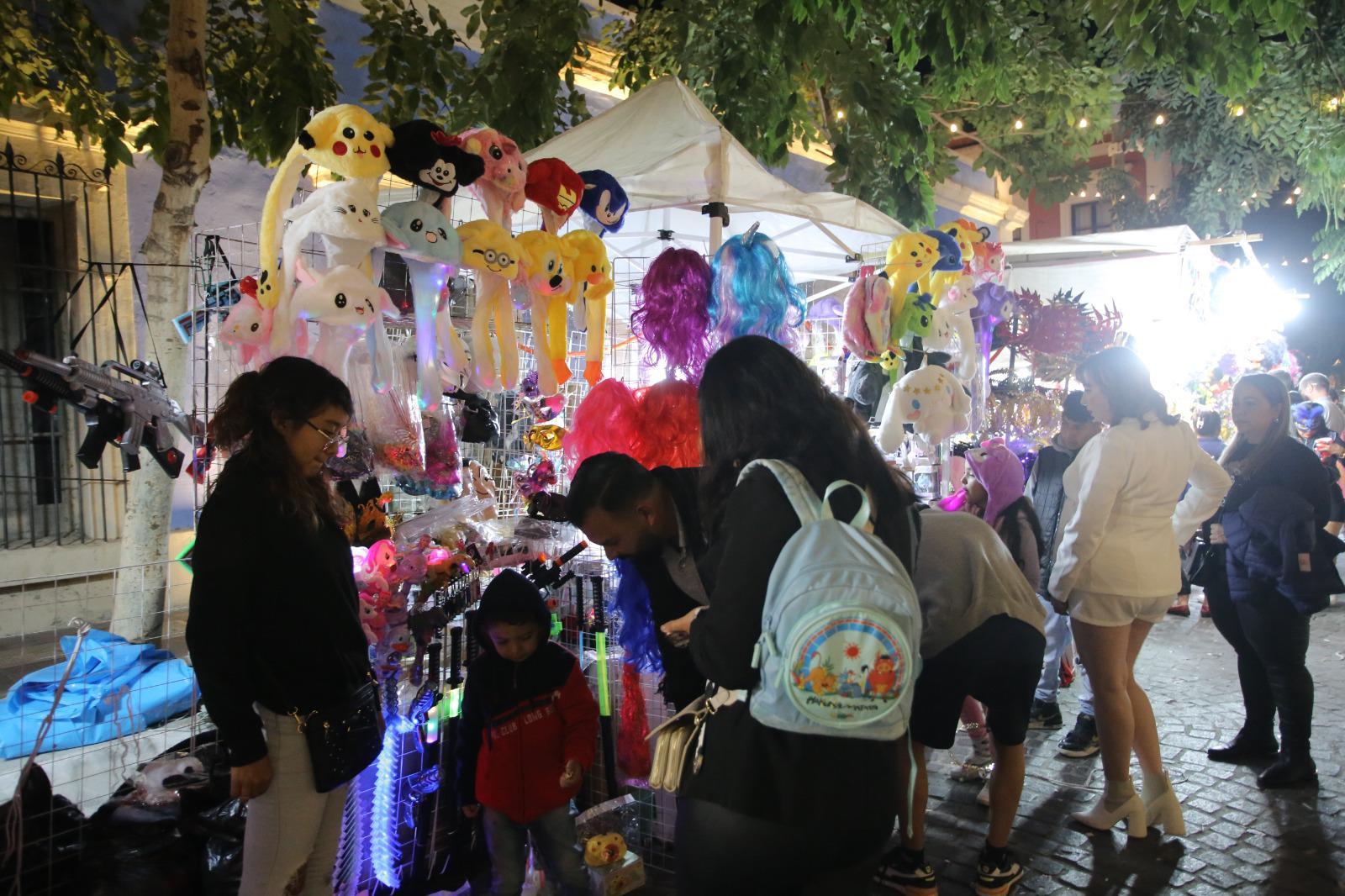 $!Acuden miles de personas del Carnaval a Olas Altas y la Plazuela Machado