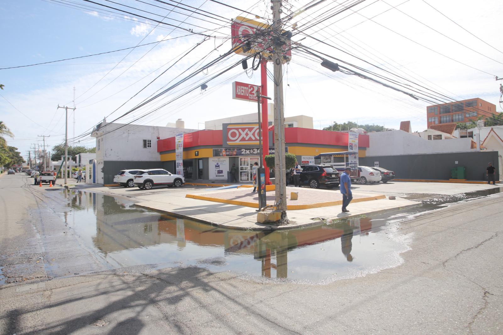$!Denuncian fugas de aguas negras sobre la Avenida Lola Beltrán, en Mazatlán