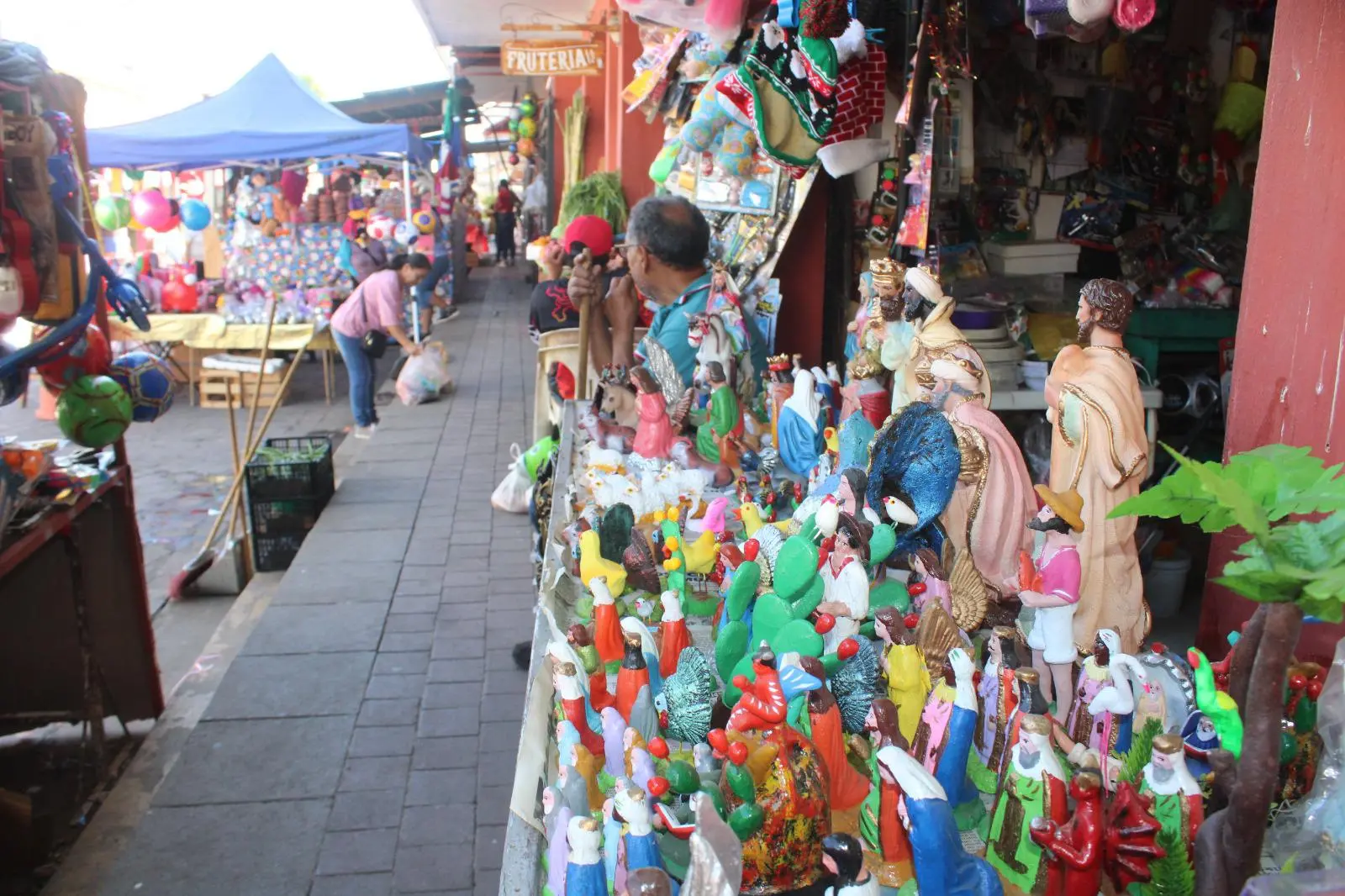 $!Desde hace 25 años, Jesús apuesta por la venta de nacimientos y juguetes tradicionales en Rosario