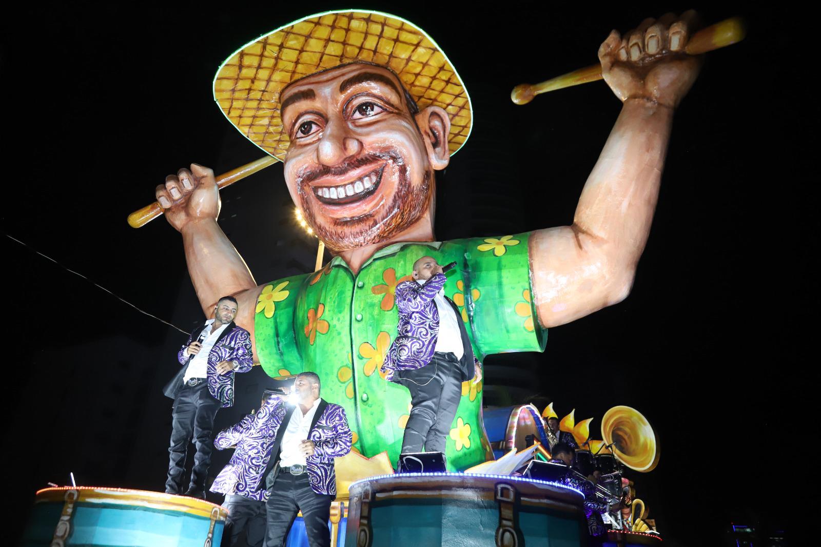 $!Más de 500 mil personas llenan el malecón en el primer desfile del Carnaval de Mazatlán 2026