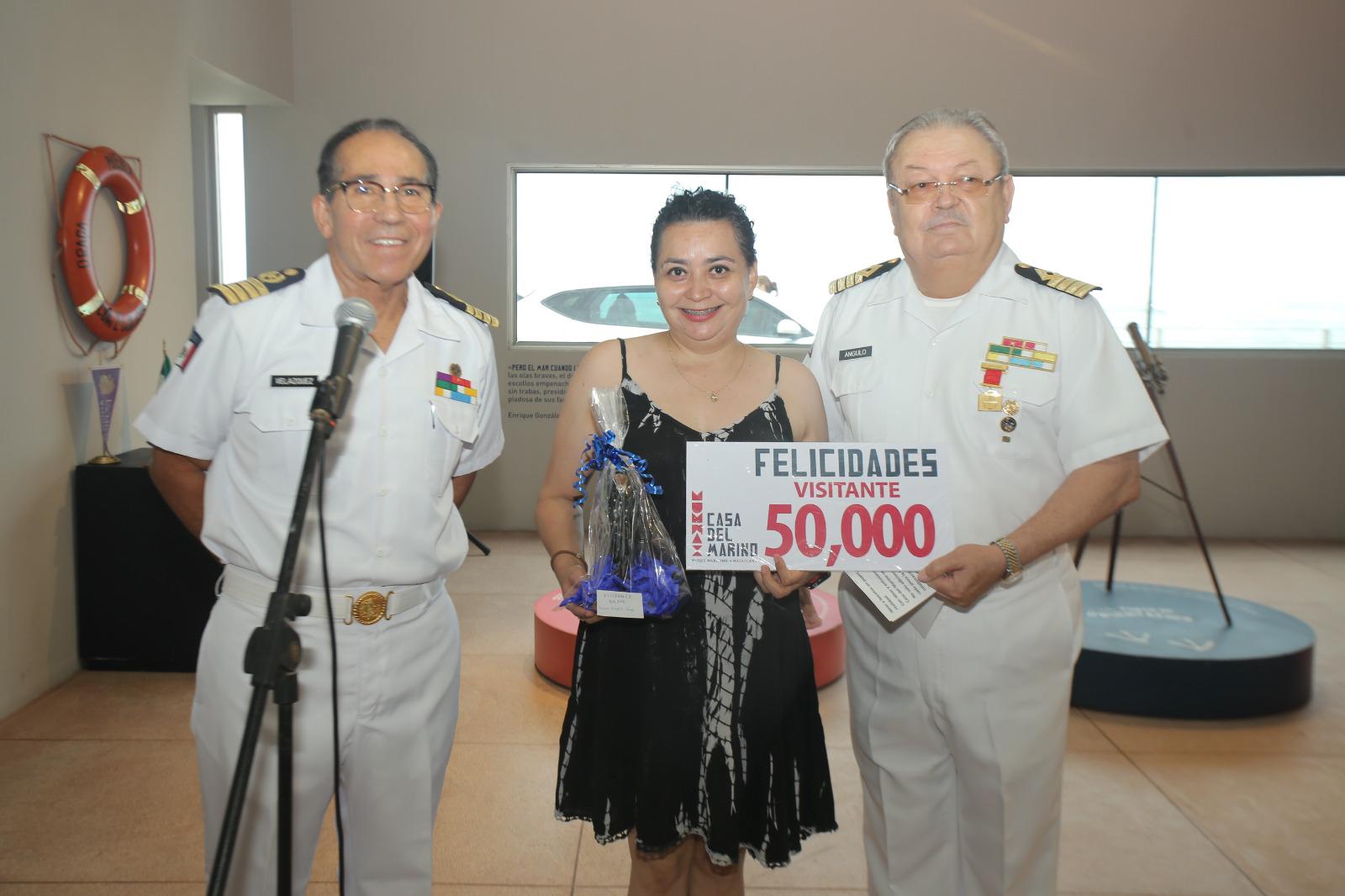 $!Laura López Vega se convirtió en la visitante número 50 mil del recinto, aquí entre los Capitanes de Altura Mario Velázquez Salazar y Carlos Enrique Angulo Hernández, impulsores del proyecto.