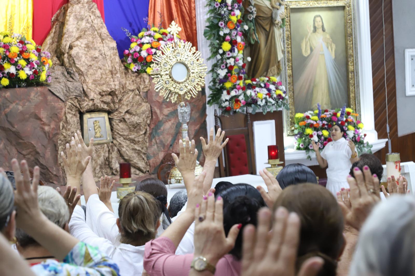 $!Manifiestan su fe cientos de creyentes en la Oración por los Enfermos del 29 Congreso Diocesano de Mazatlán