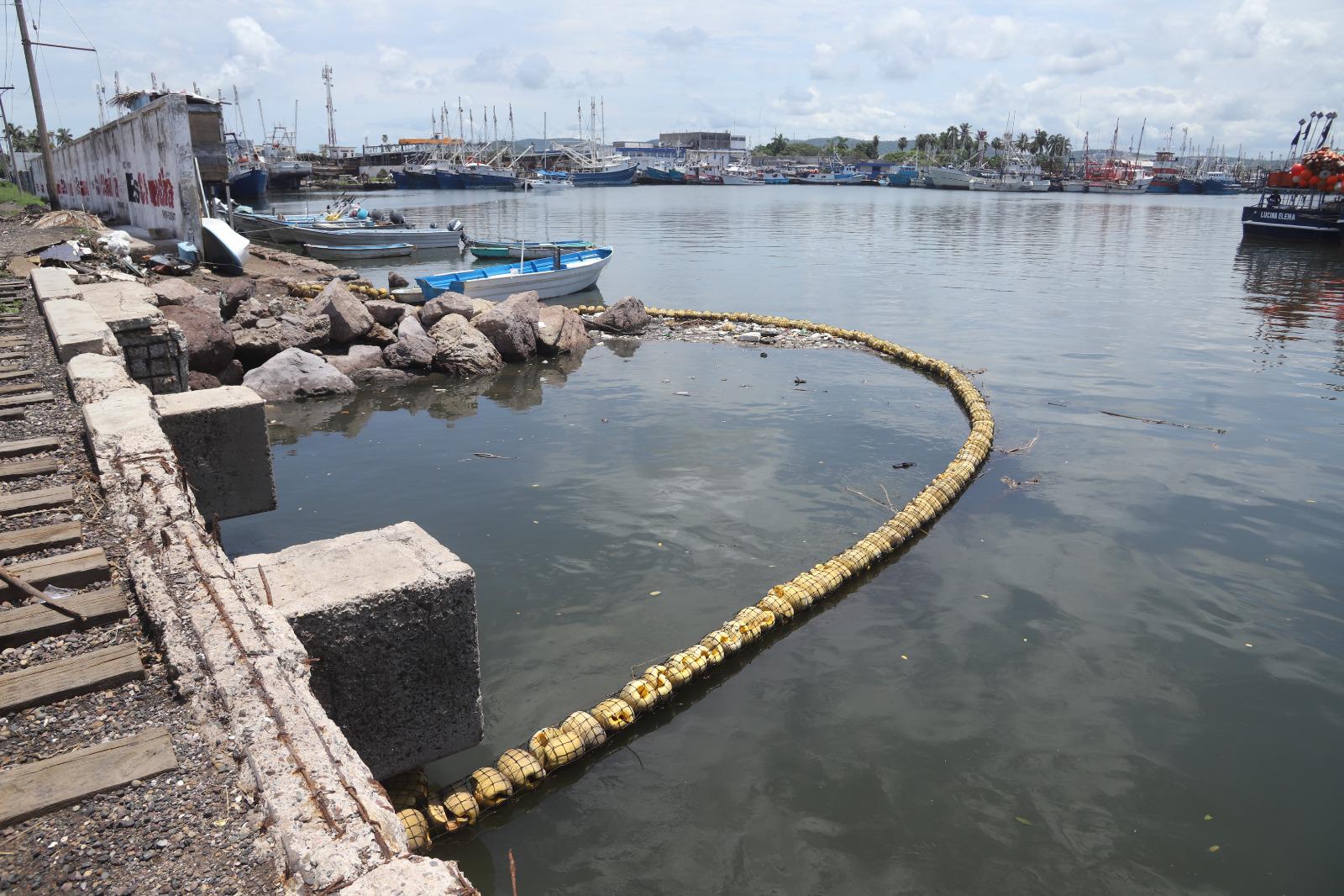 $!Impide biobarda que 12 toneladas de basura lleguen al mar en el puente Juárez
