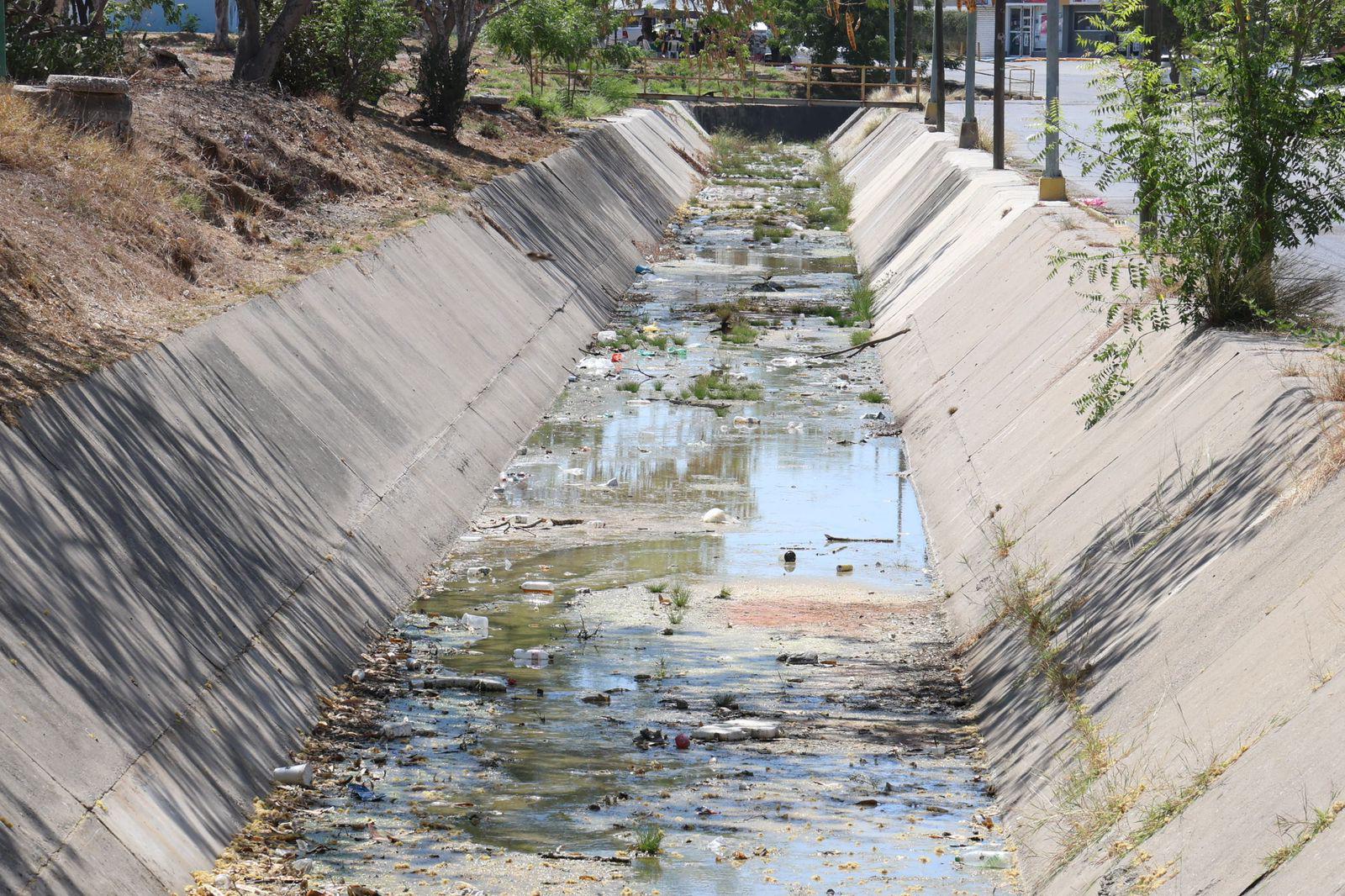 $!Basura y agua estancada afectan al Arroyo Jabalines y canales de Mazatlán