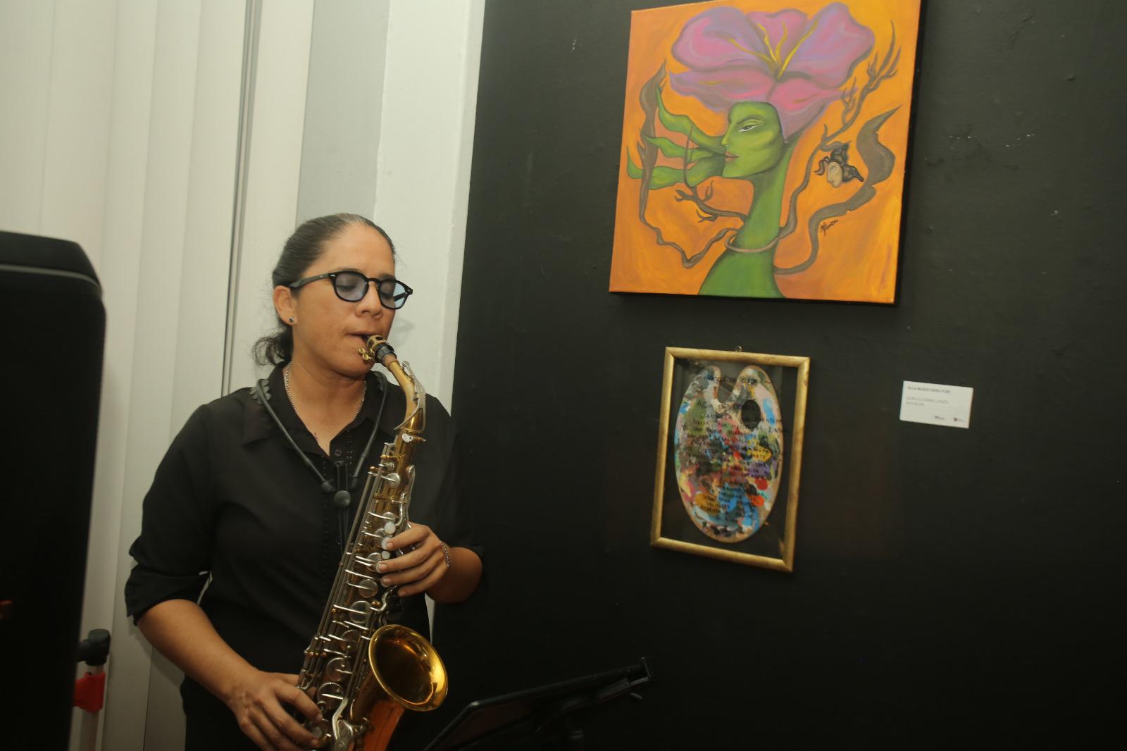 $!La saxofonista Evelyn Triana acompaña con un performance musical la inauguración de la exposición, enriqueciendo la experiencia del recorrido.