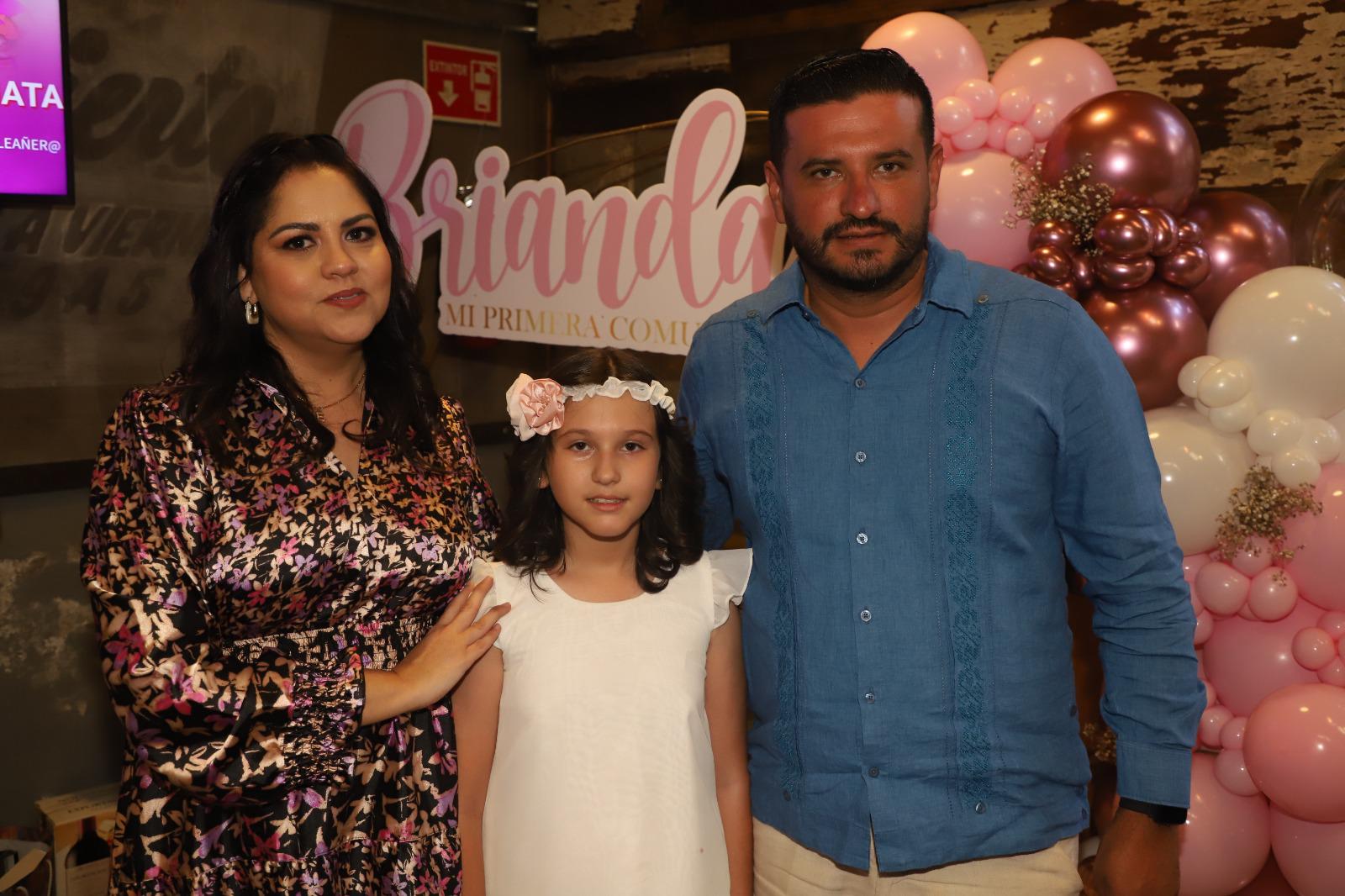 $!La recién comulgante entre sus padrinos, Elena Catalina Castro Cárdenas y Ramón Enrique Peraza Noriega.