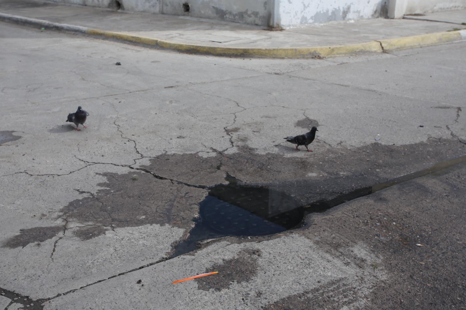 $!Fuga de aguas negras y socavón preocupan a vecinos del Infonavit Playas