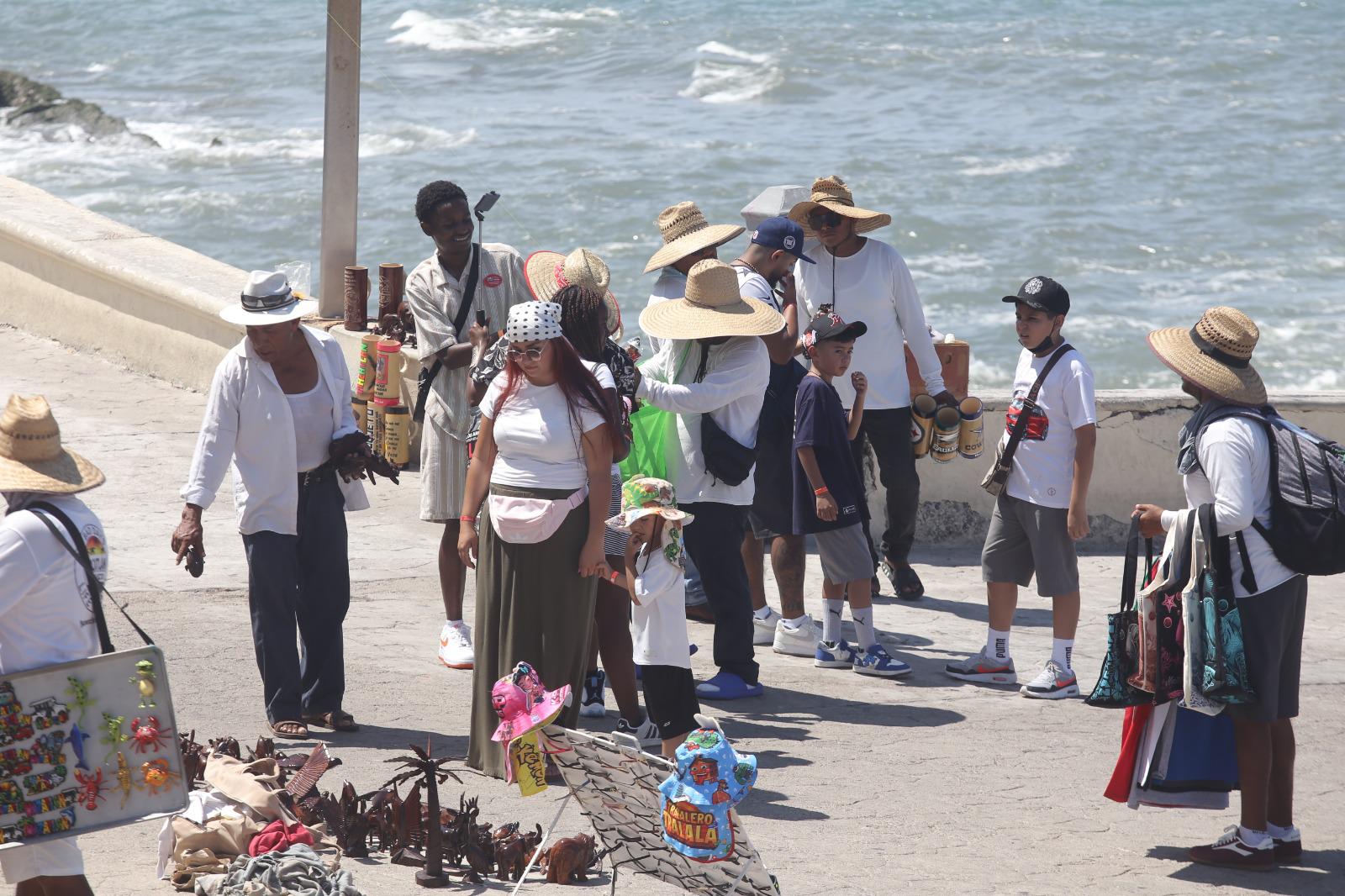 $!Disfrutan cruceristas atractivos de Mazatlán durante visita del Navigator Of The Seas