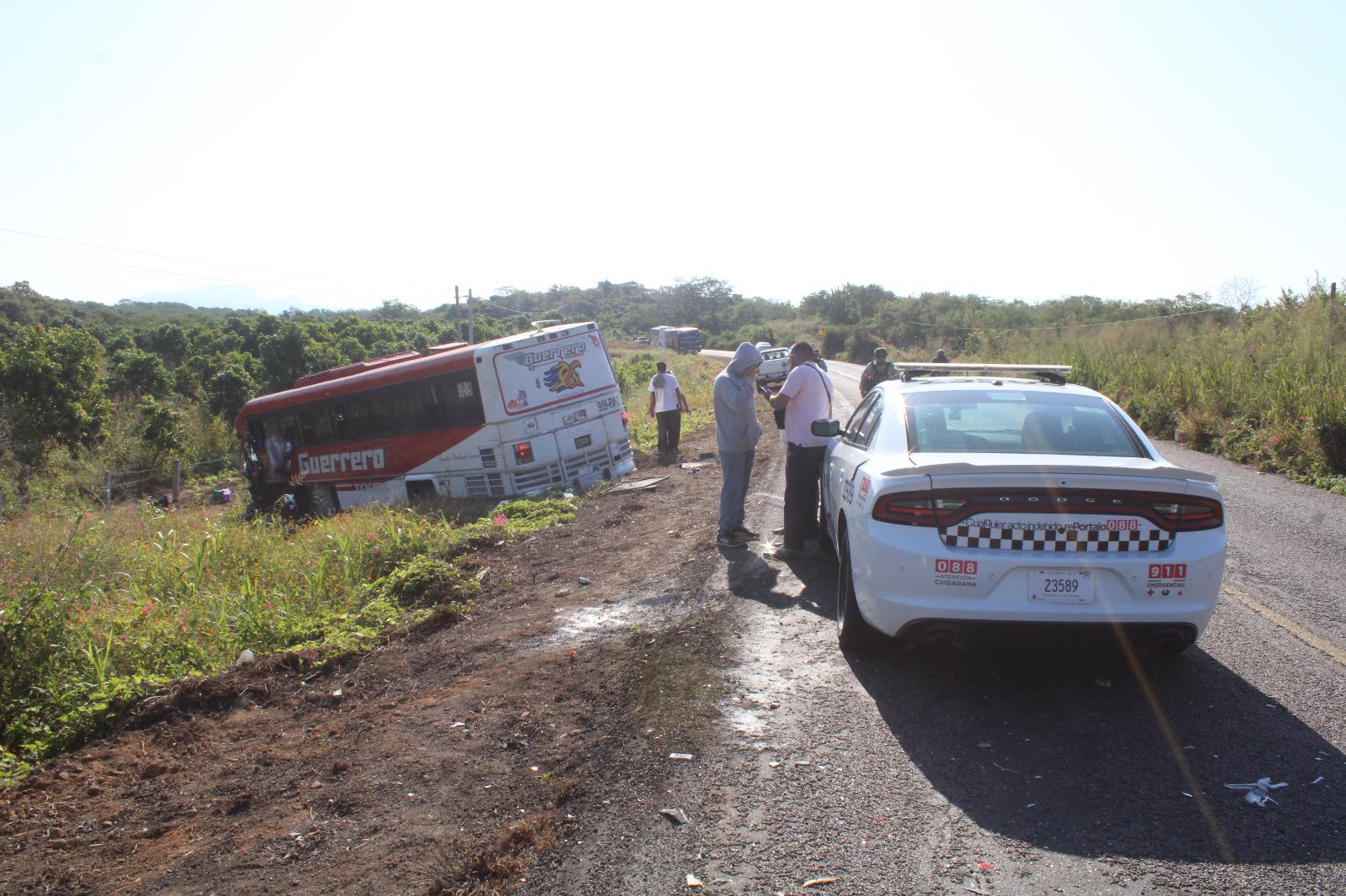 $!Se registra aparatoso choque entre camión de jornaleros y torton en Rosario