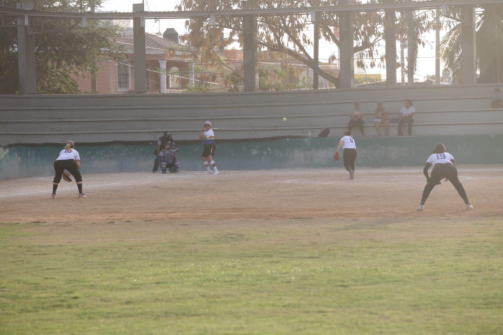$!Chicas Bird se instala en la final de Softbol Municipal, en Mazatlán