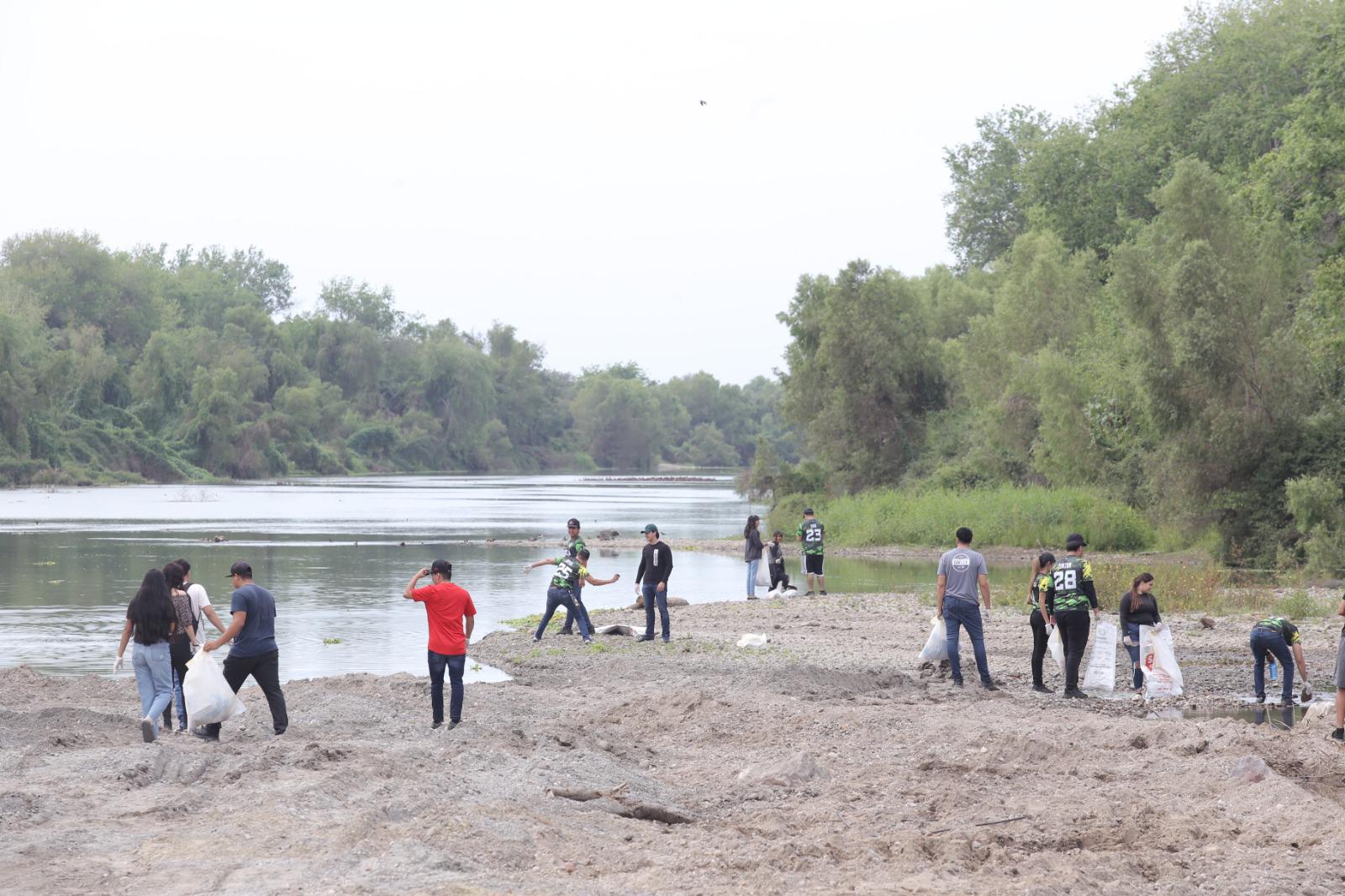 $!Cientos de personas se reúnen a limpiar el río Presidio en Mazatlán
