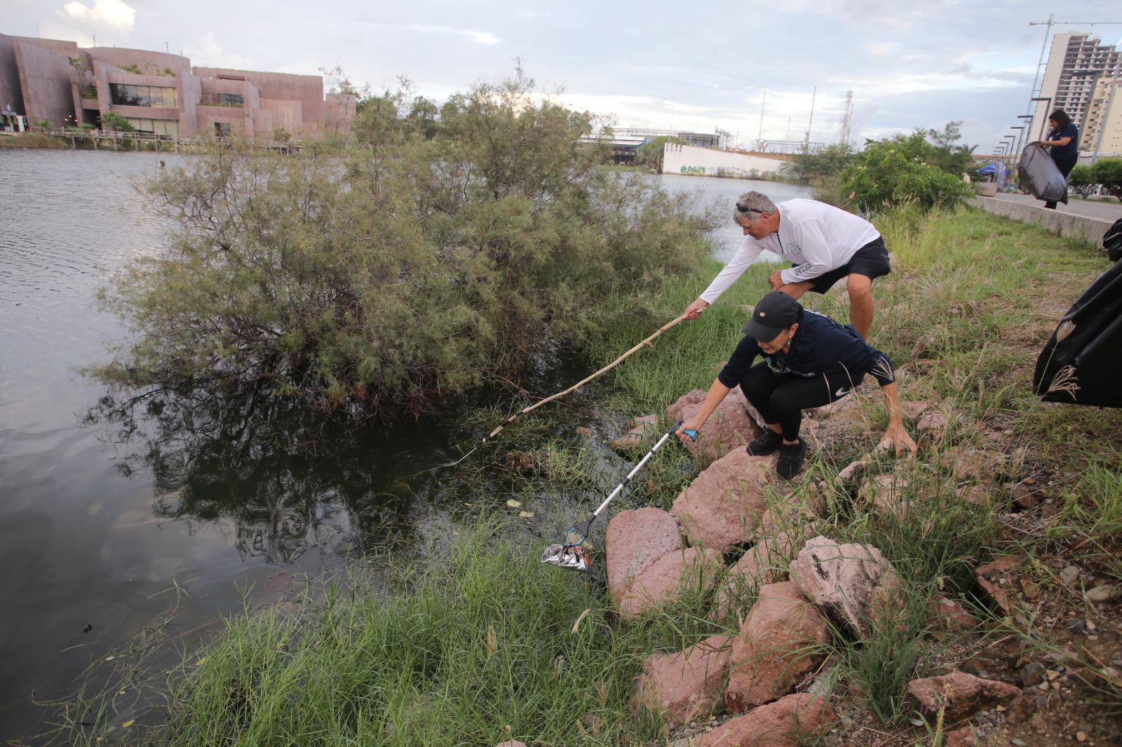$!Realizan limpieza y dan un respiro a la Laguna del Camarón en Mazatlán