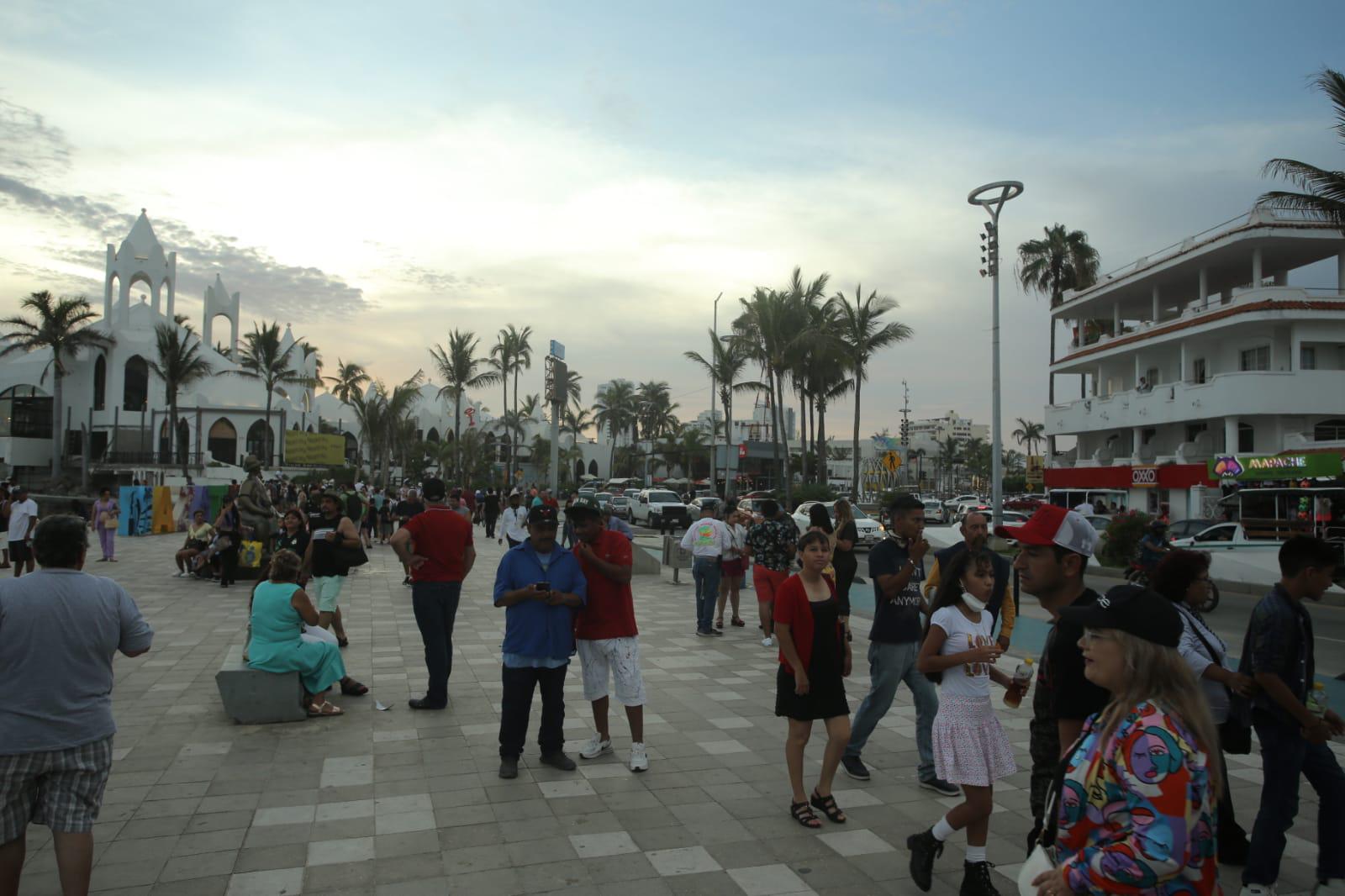 $!Turistas abarrotan el malecón de Mazatlán, lo disfrutan y quieren más...