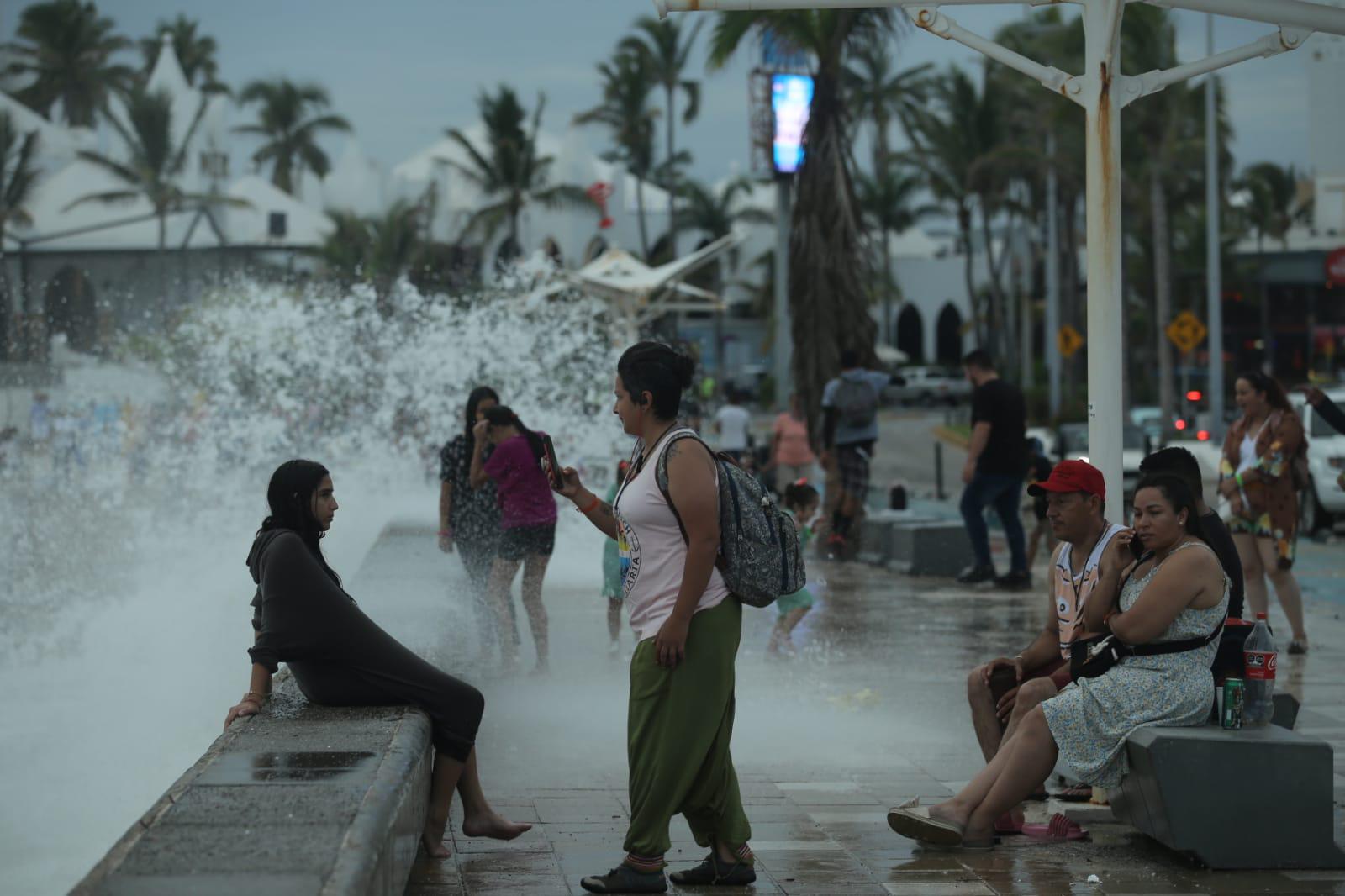 $!Por oleaje elevado cierran todas las playas de Mazatlán a bañistas