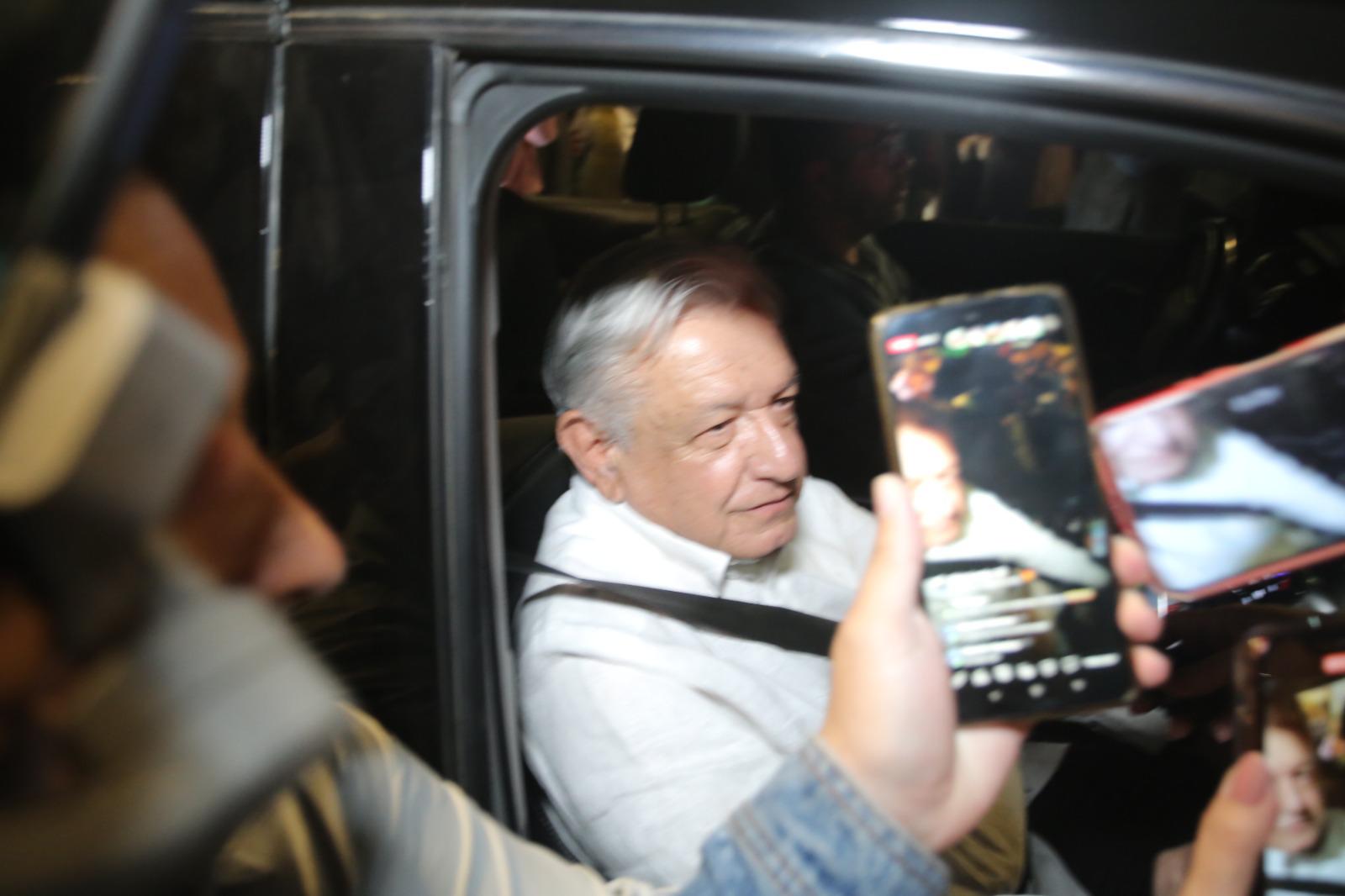 $!Increpan manifestantes de la UAS y desplazados a López Obrador y se meten al hotel El Cid