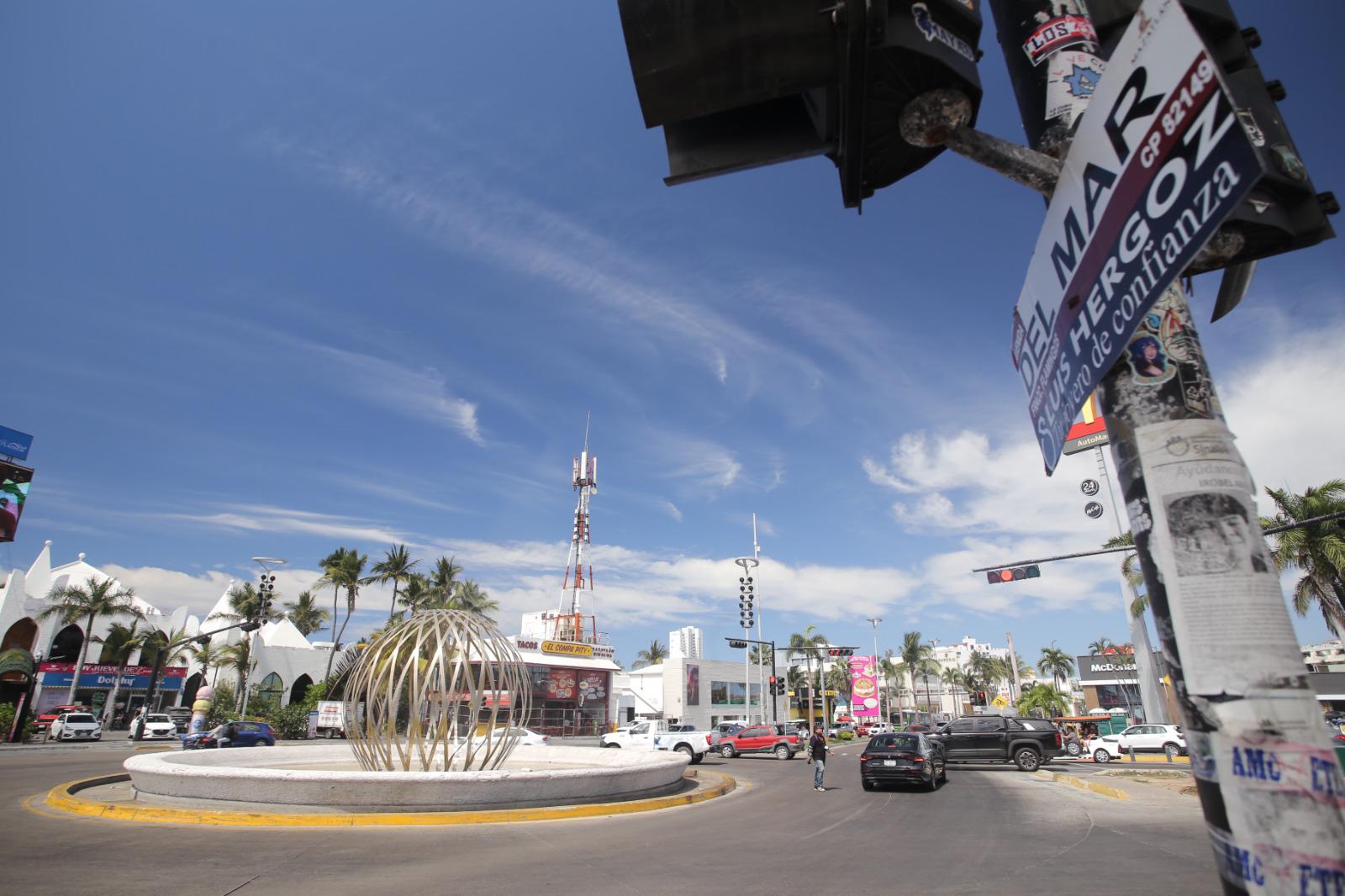 $!Muestra glorieta ‘La Perla del Pacífico’ huellas del accidente automovilístico del fin de semana, en Mazatlán