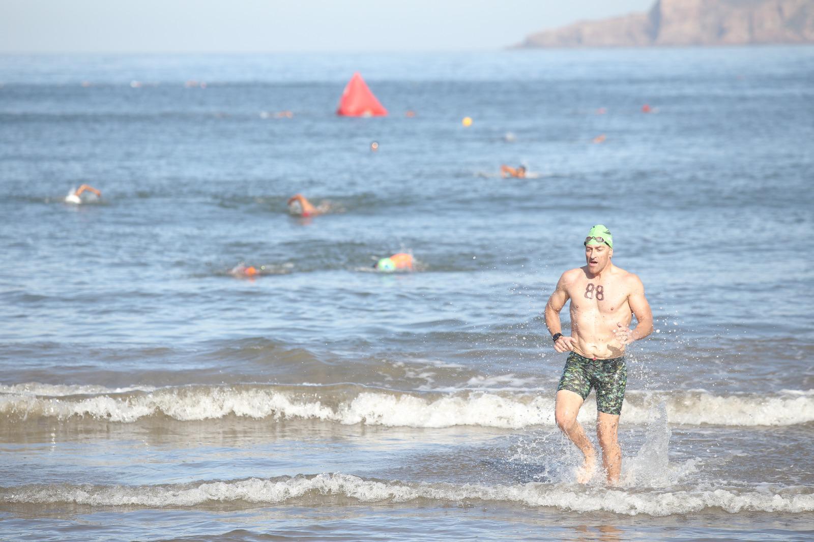 $!Zazueta y Luna superan al Pacífico y se llevan la Cuarta Travesía Puntuable de Natación