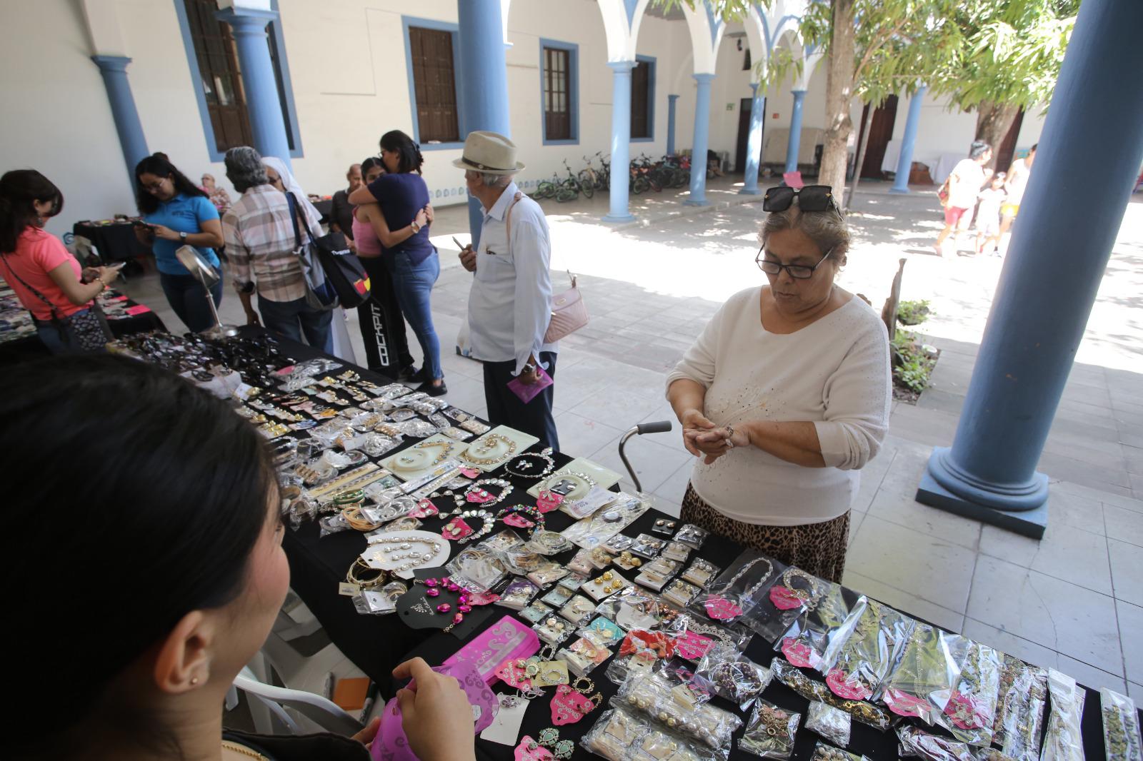 $!Apoyan a Orfanatorio Mazatlán y Asilo de Ancianos con donación de bisutería; sólo este sábado habrá bazar