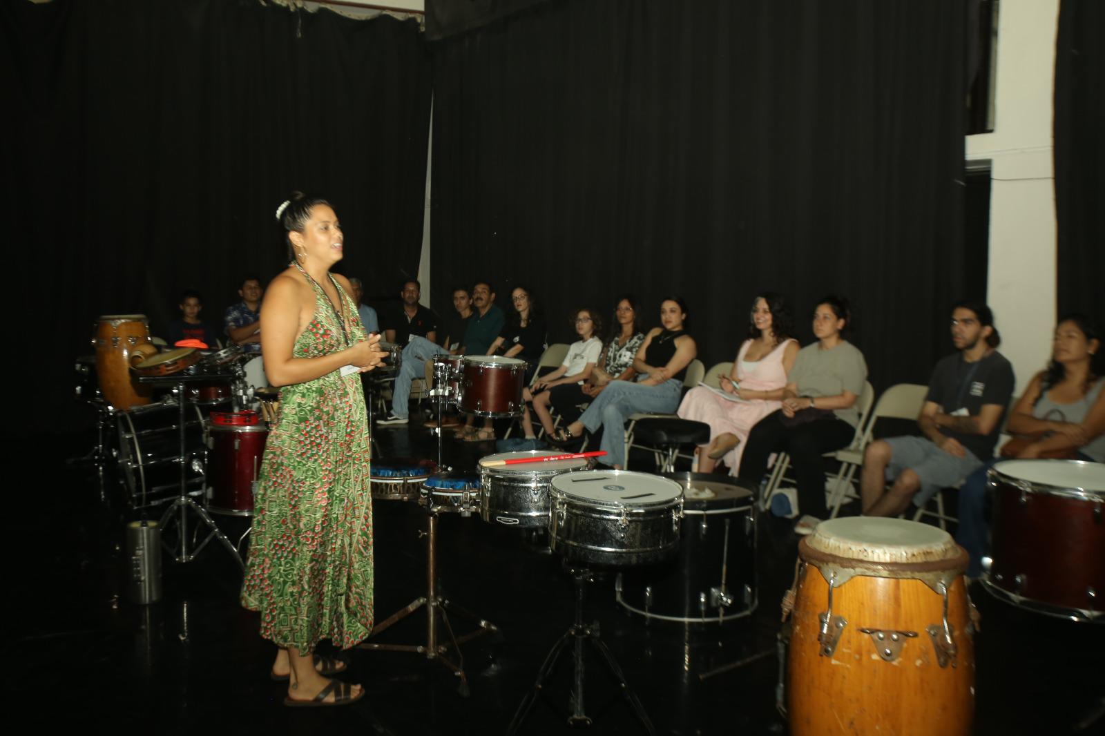 $!La percusionista Charlette Veytia impartió la primera clase magistral del foro con el taller “Batucada brasileña”, donde compartió la historia y los fundamentos de este género.