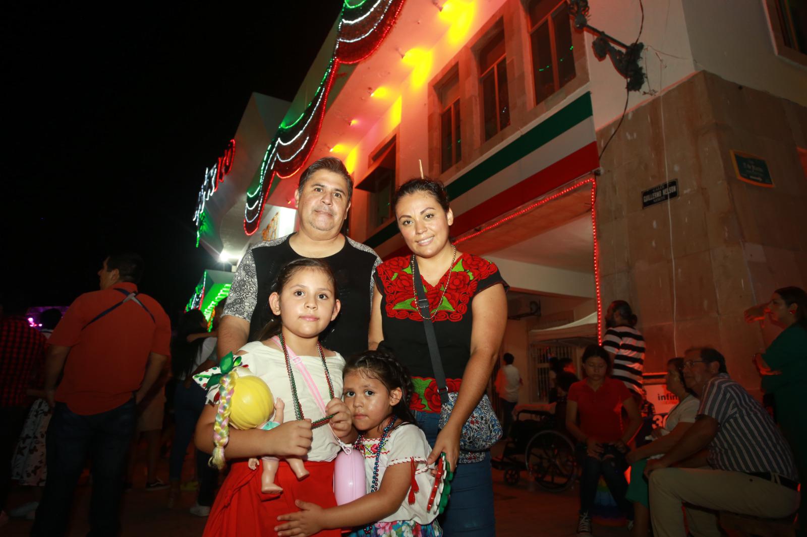 $!José Fidel Rodríguez y Amparo Marcelo junto a sus pequeñas, Karime y Nina.