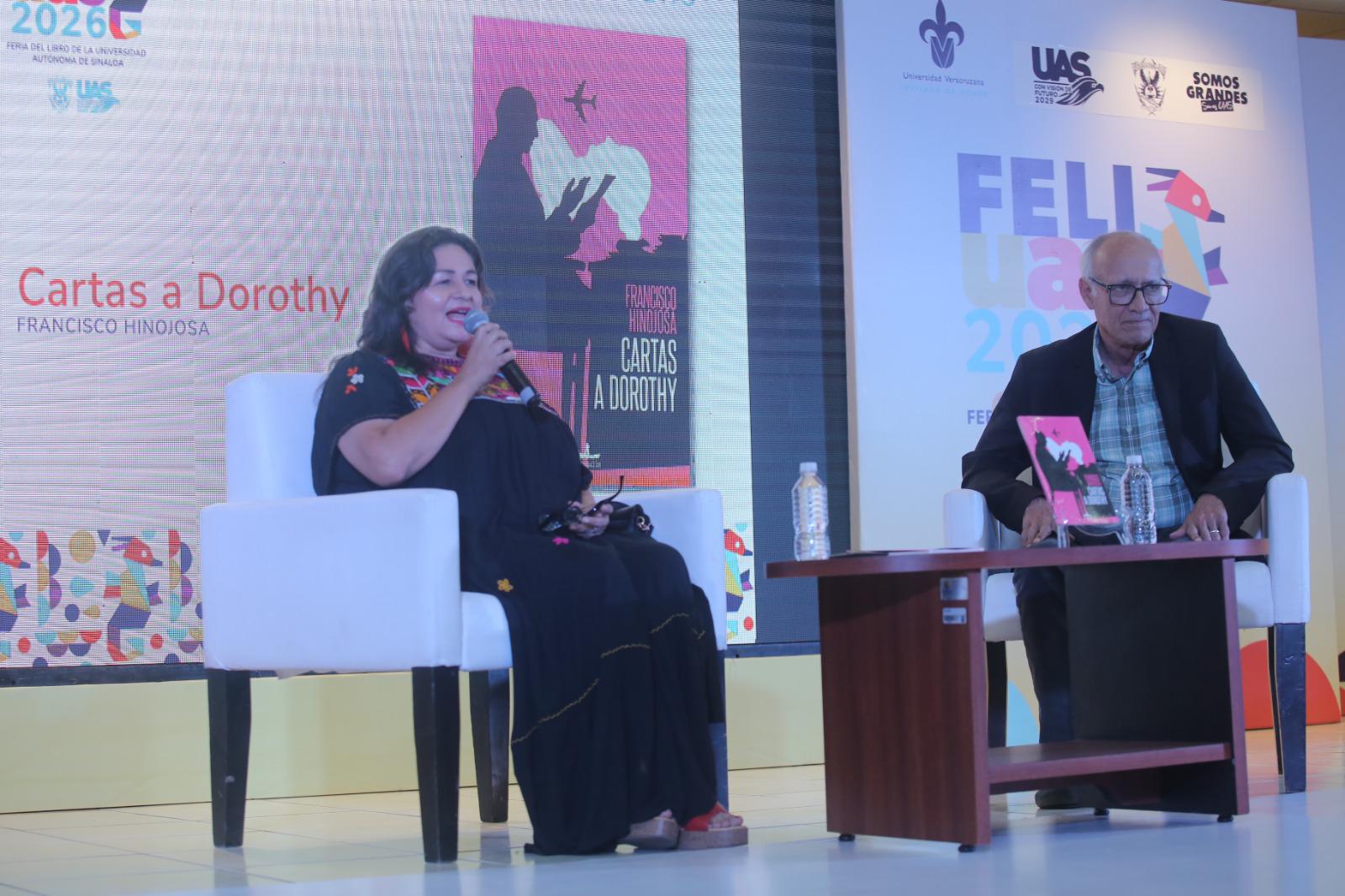 $!María Félix y el autor durante la charla sobre Cartas a Dorothy.