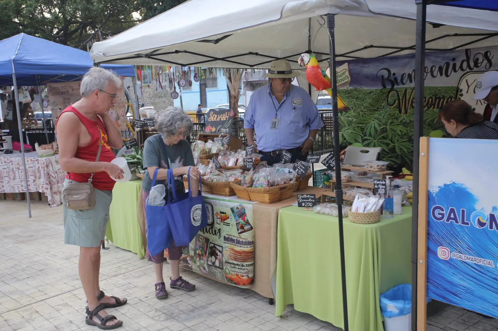 $!Entre compras saludables y rock clásico, el Mercado Orgánico de Mazatlán registra una concurrida jornada