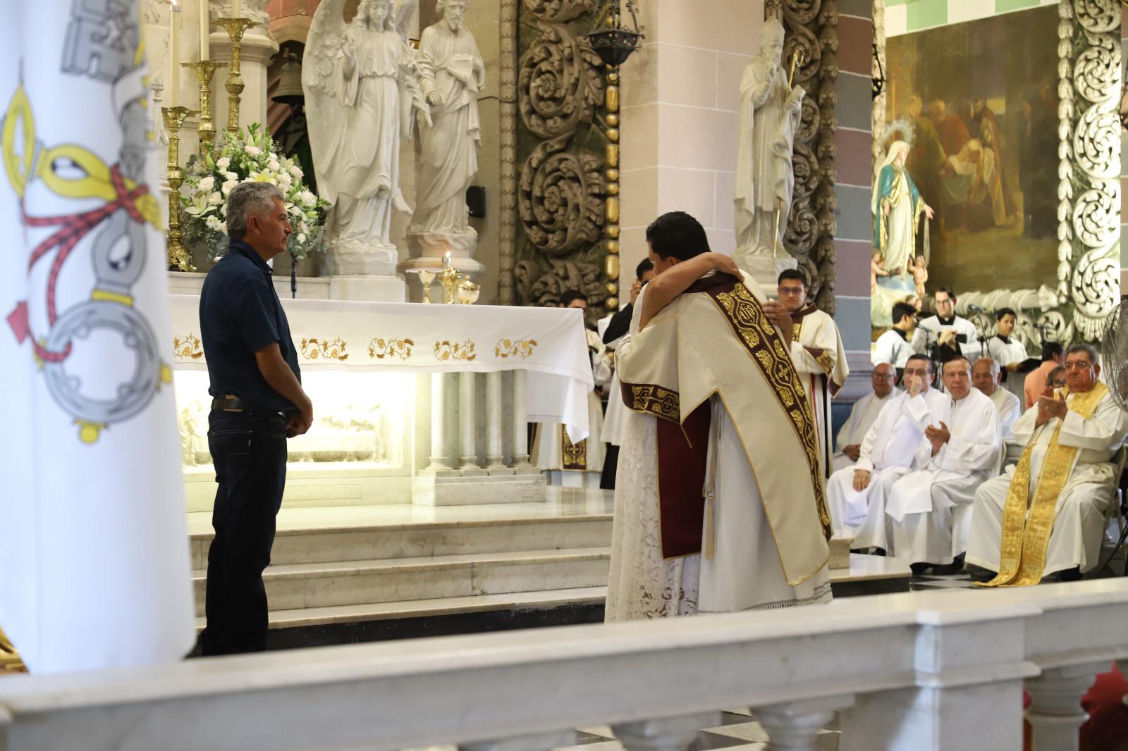 $!Ordenan diácono a Germán Ildefonso durante el 67 aniversario de la Diócesis de Mazatlán