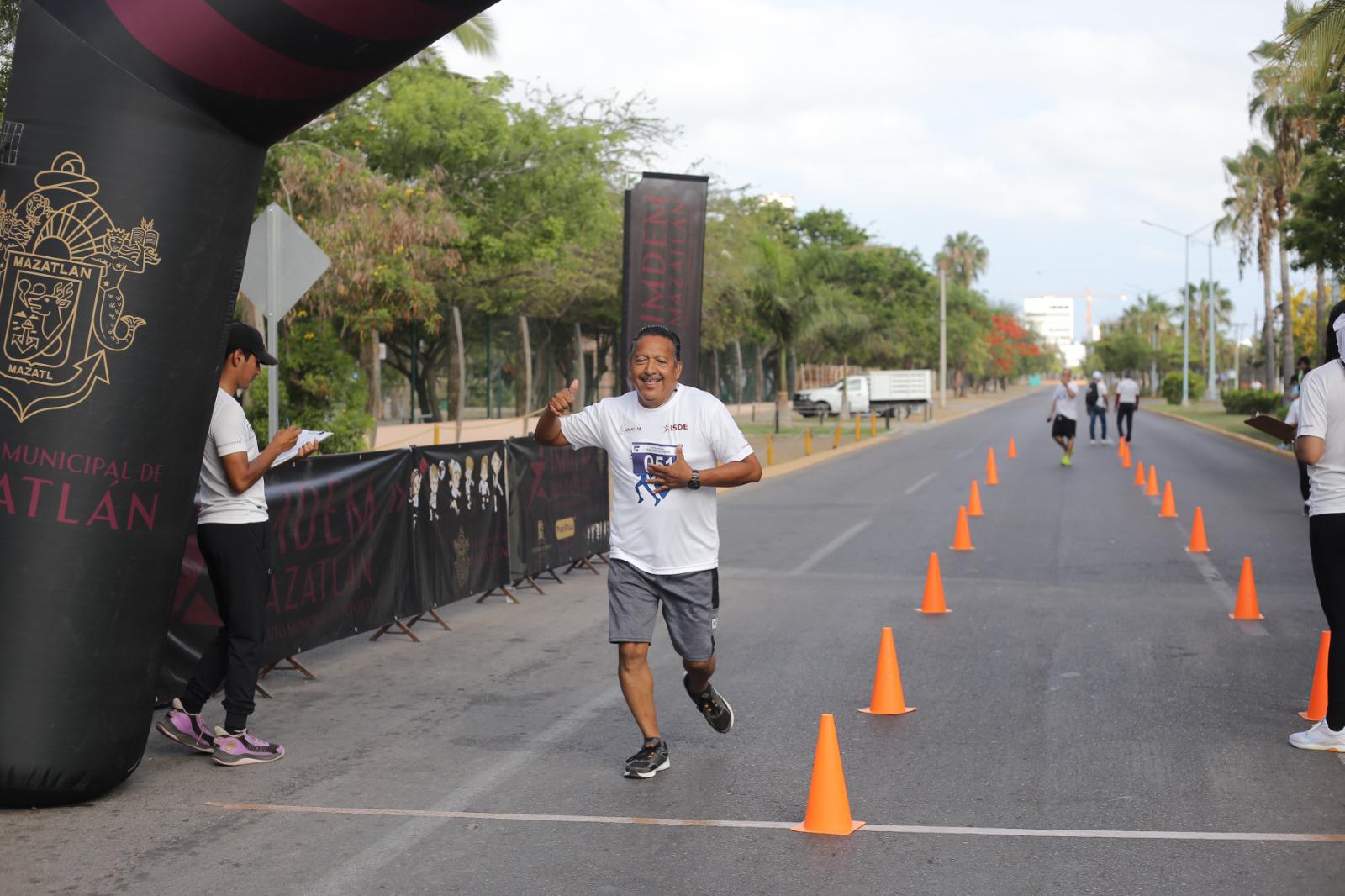 $!Celebran medios de comunicación con pedestre Día de la Libertad de Expresión, en Mazatlán