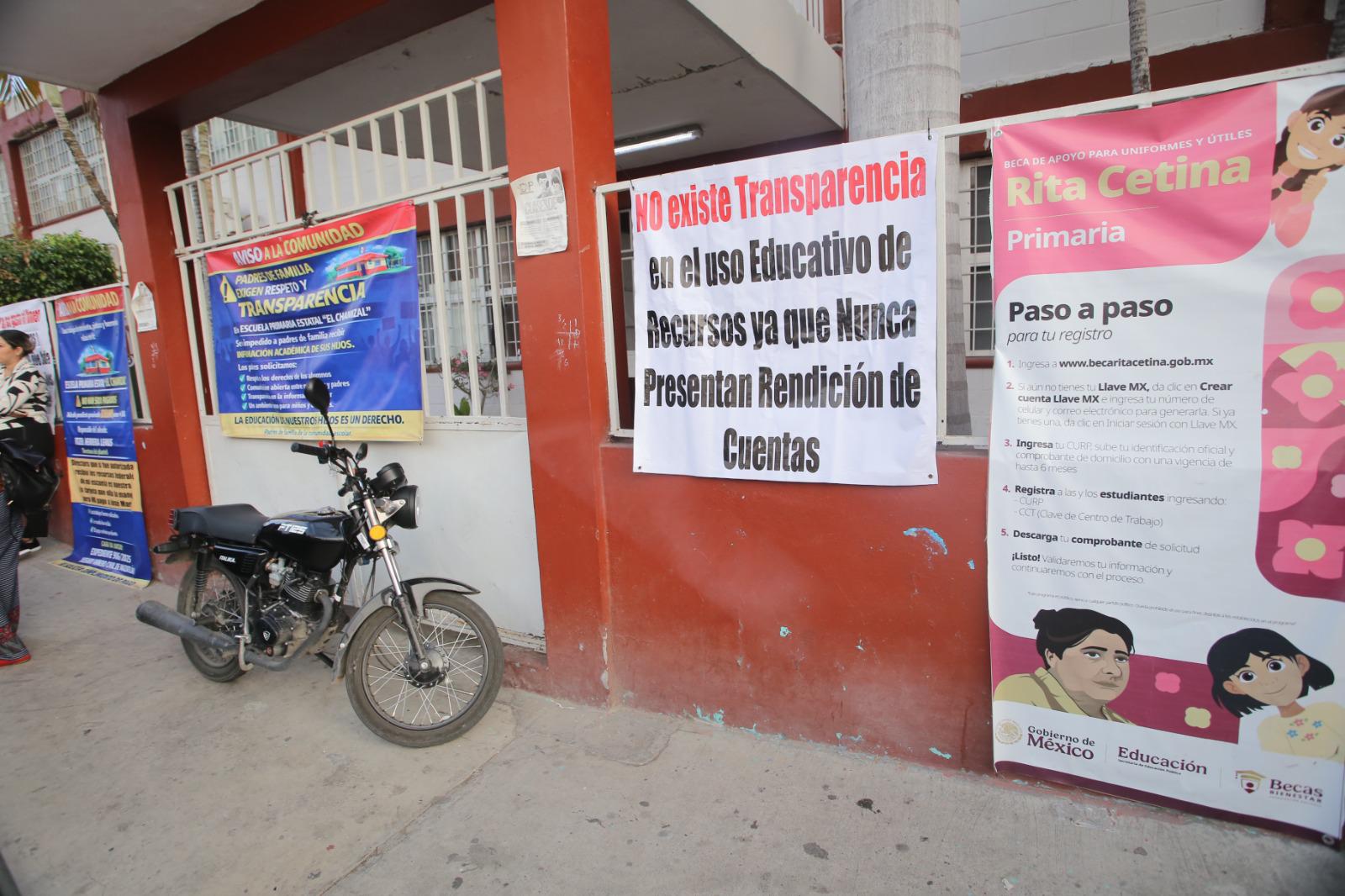 $!Padres de familia toman primaria en Mazatlán para exigir cambio de directora