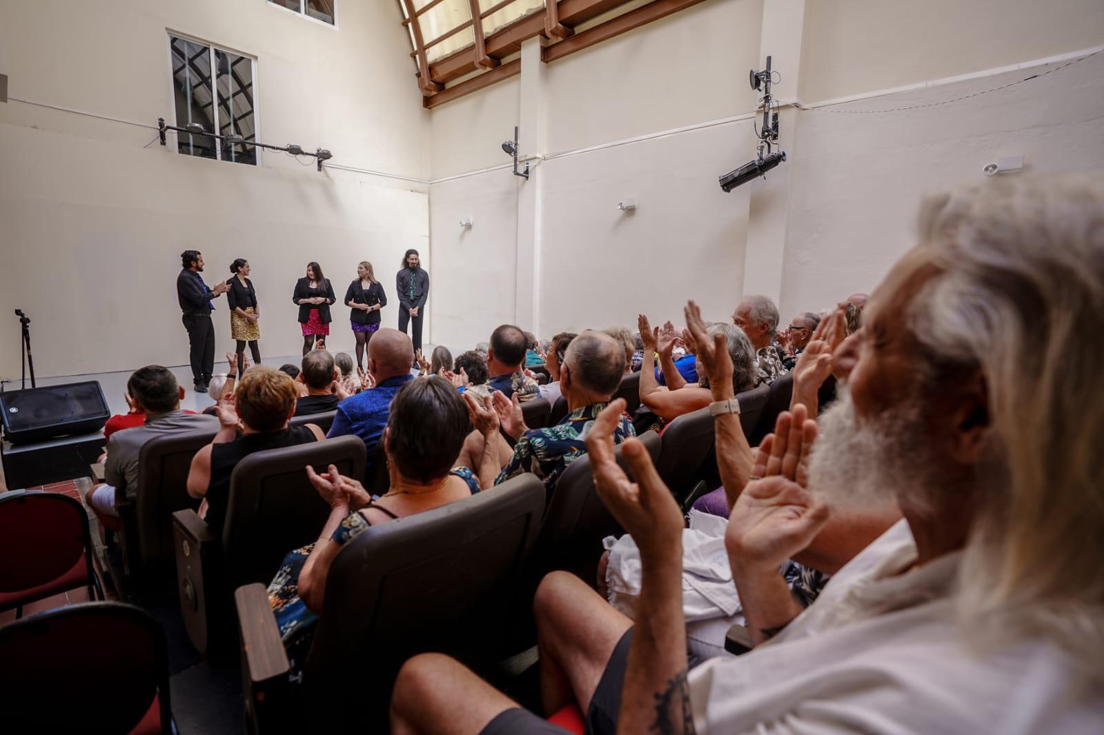 $!El público reconoció con aplausos a los cantantes.