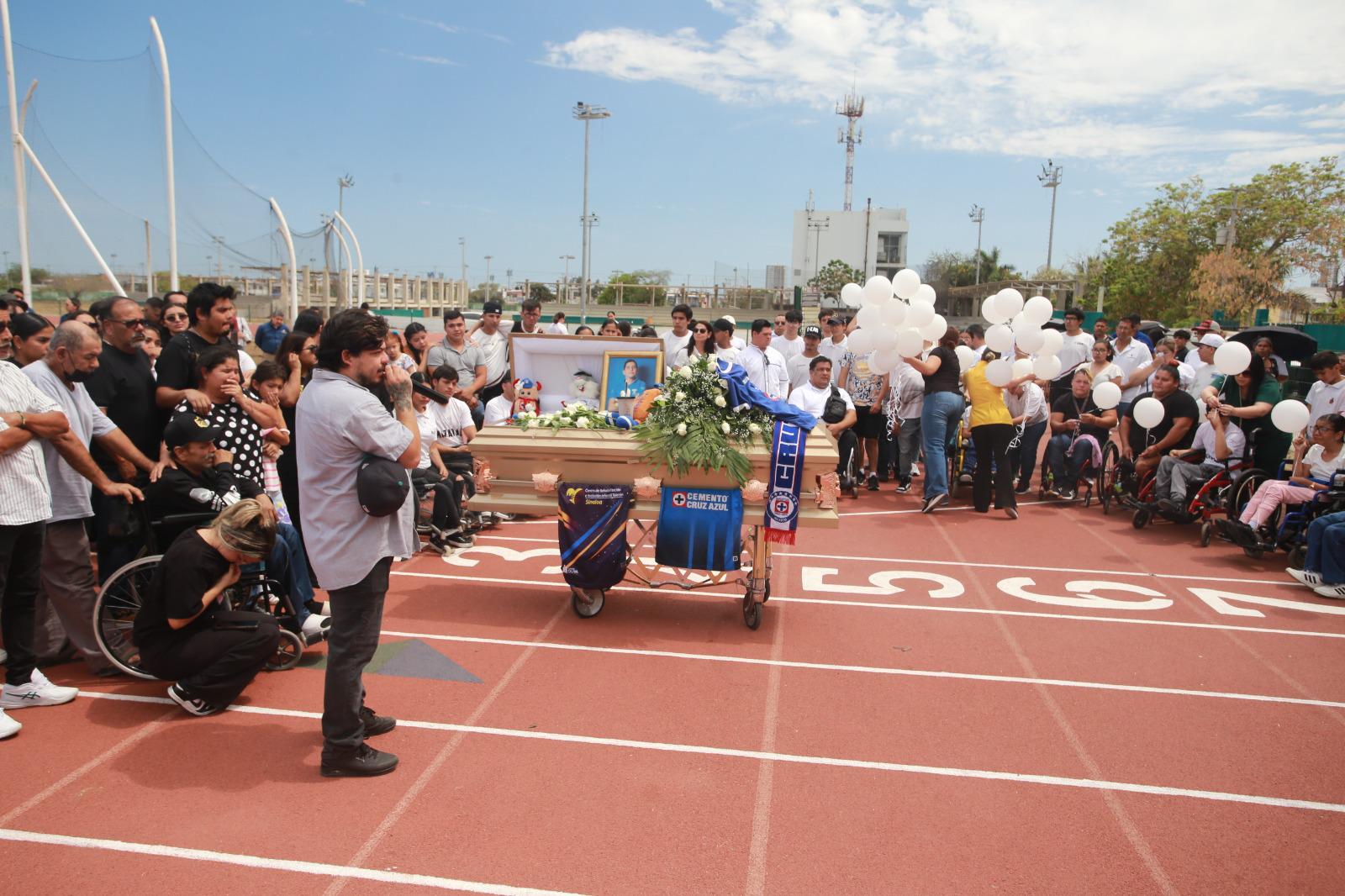 $!Dan paratletas mazatlecos y familares el último adiós a José Trinidad Serrano García