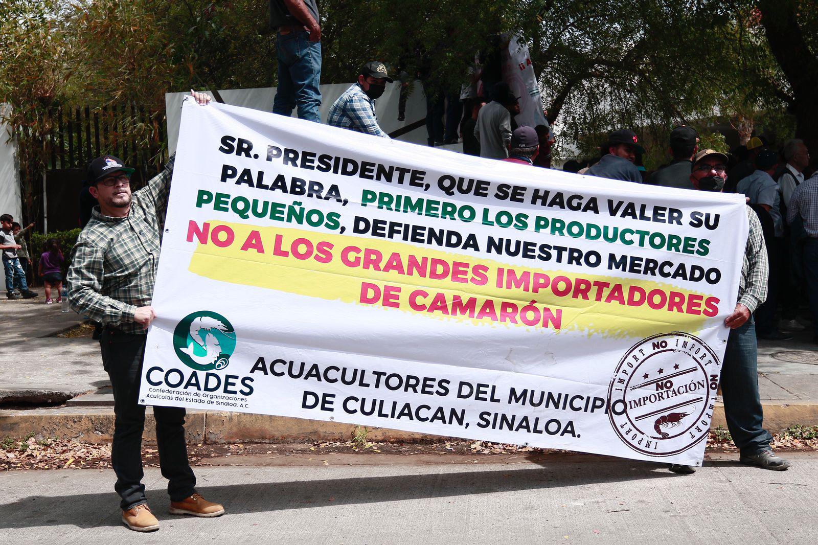 $!A puerta cerrada, AMLO se reúne con Servidores de la Nación en Culiacán