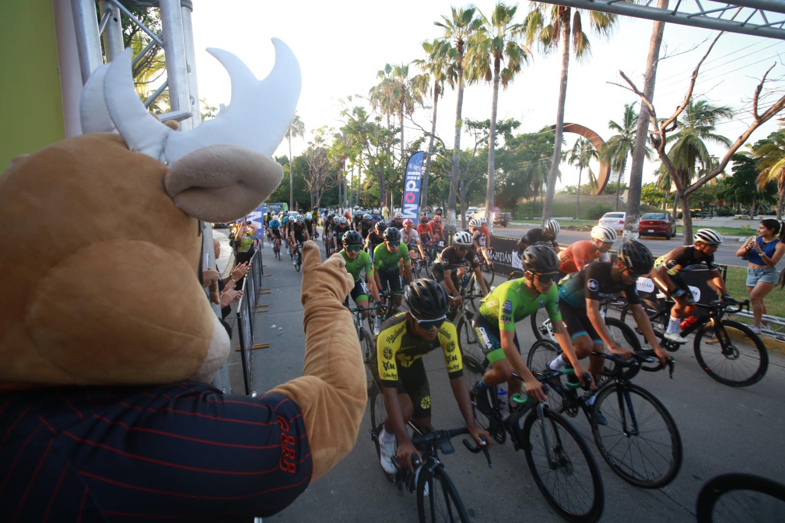 $!Parten ciclistas a conquistar la cumbre de Santa Rita