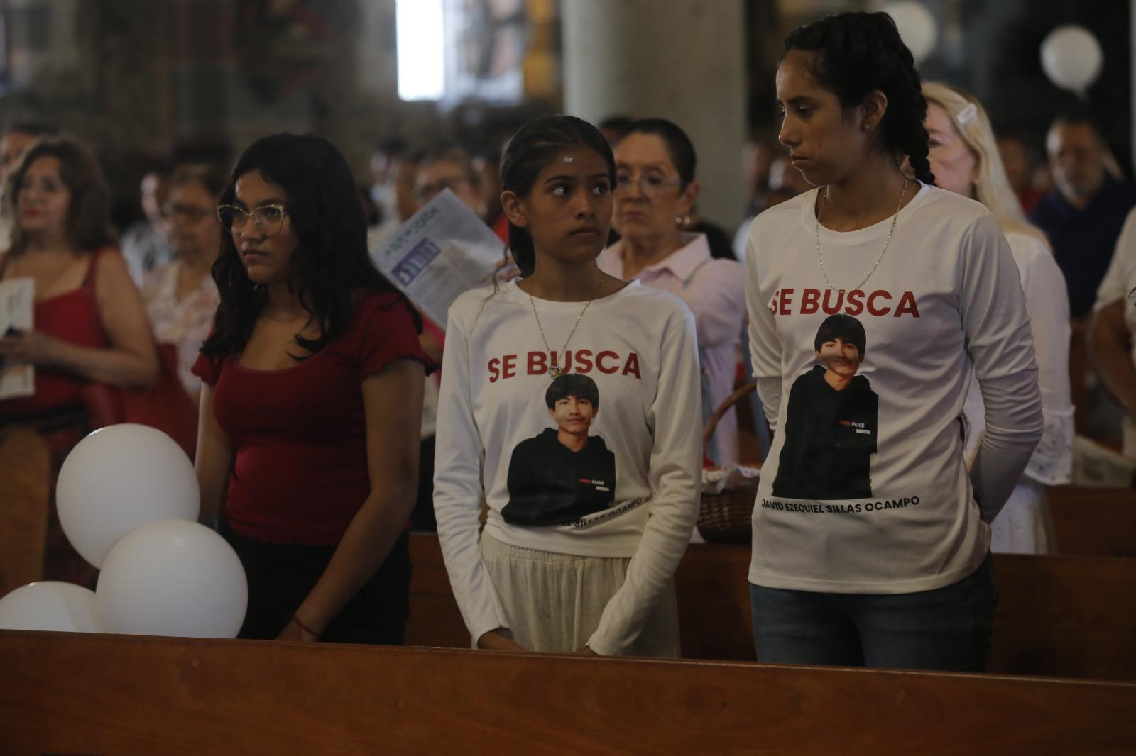 $!Elevan plegaria por sus desaparecidos en Catedral de Mazatlán