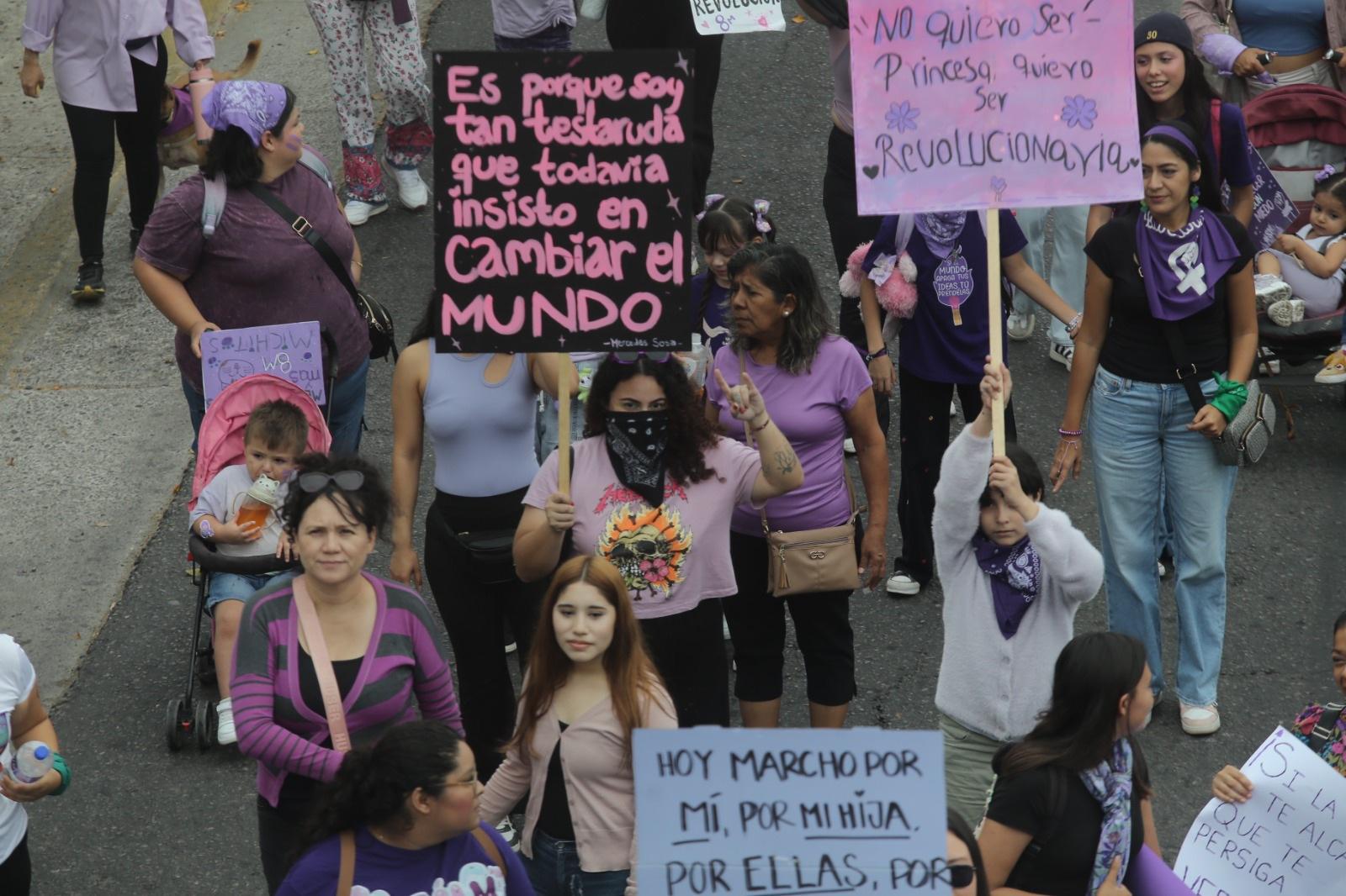 $!Marchan en Mazatlán por el 8M y terminan pintando edificios