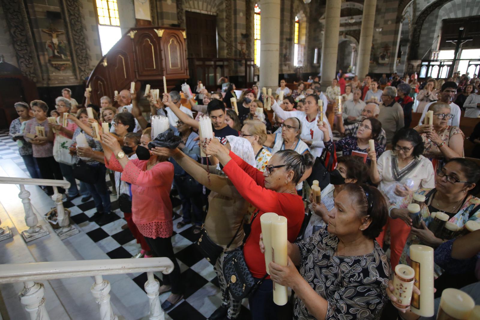 $!Bendicen las velas y al Niño Dios en Catedral de Mazatlán