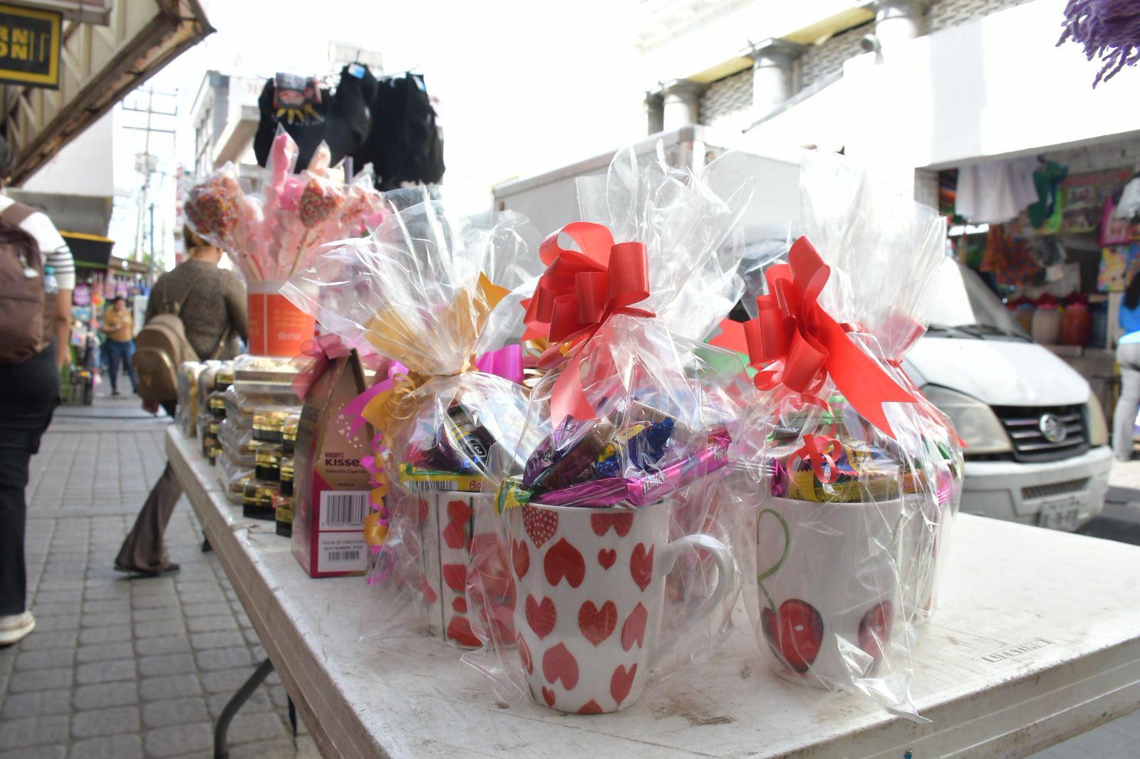 $!Comerciantes de Culiacán comienzan ventas de San Valentín pese a baja demanda