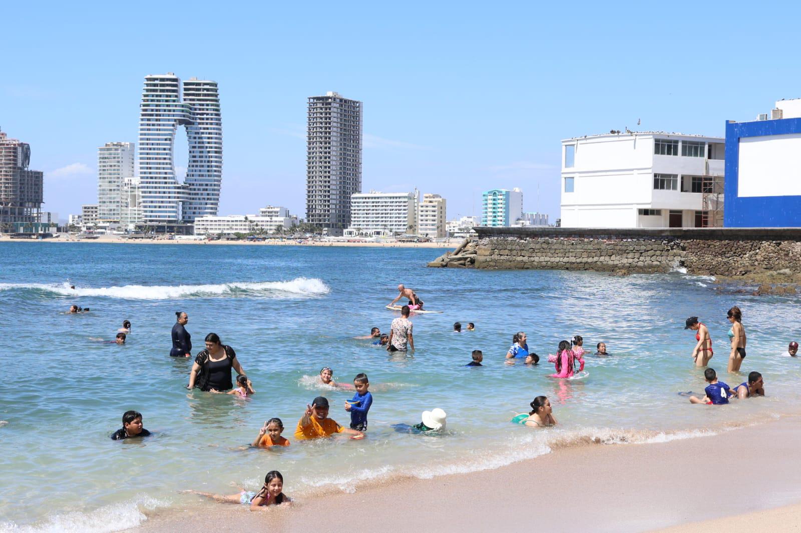 $!Playas de Mazatlán atraen a turistas nacionales en puente vacacional