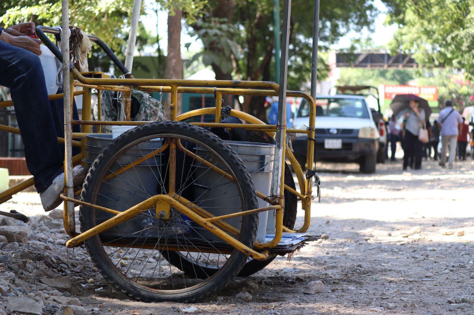 $!César limpia tumbas para ganarse la vida