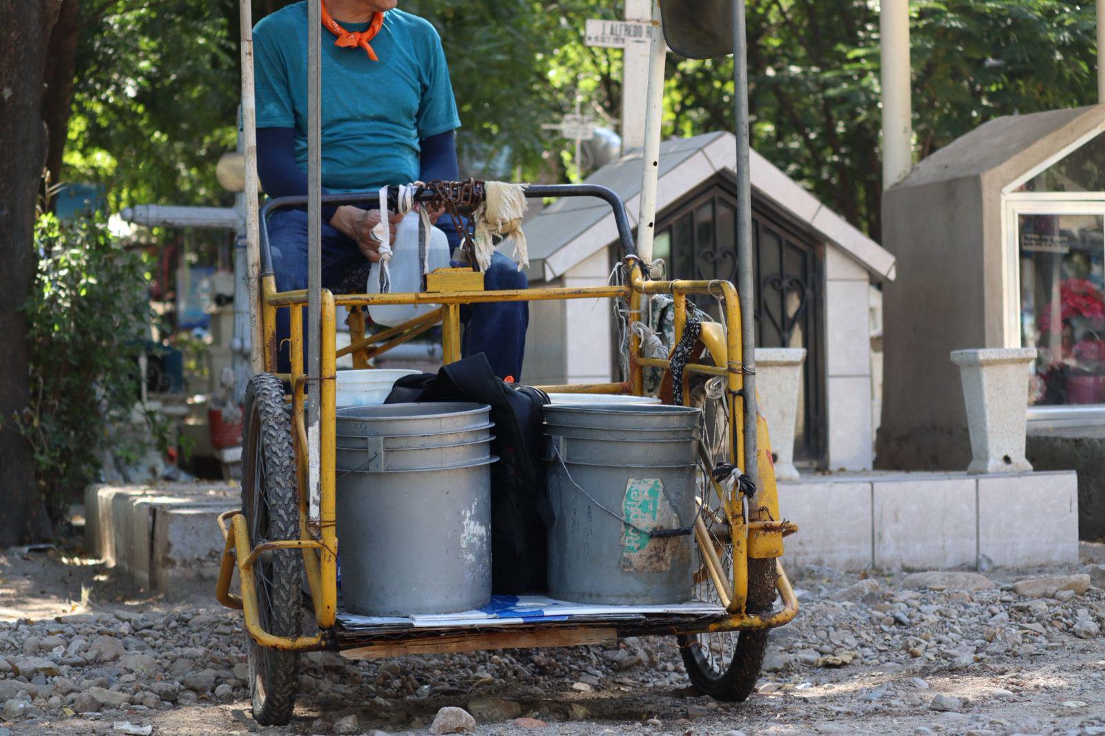 $!César limpia tumbas para ganarse la vida