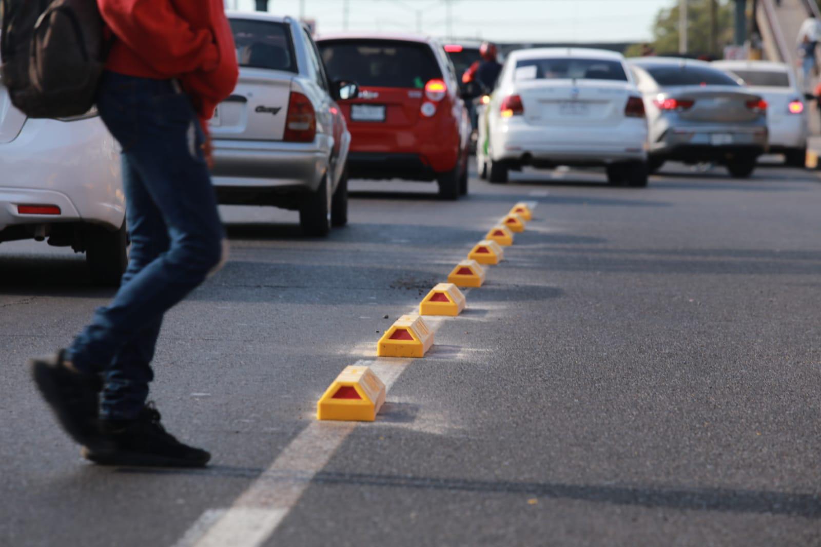 $!Colocan boyas en carril preferencial en Mazatlán