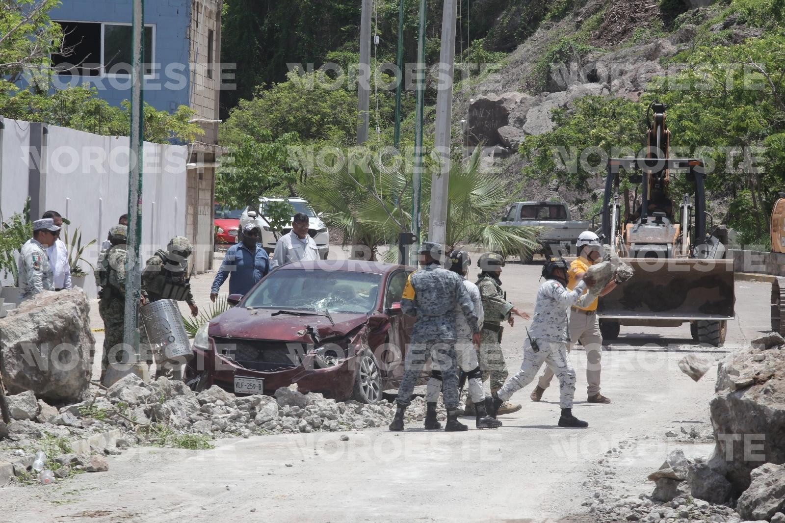 $!‘Fue nuestra impresión encontrar el carro totalmente destruido’: conductora afectada tras derrumbe