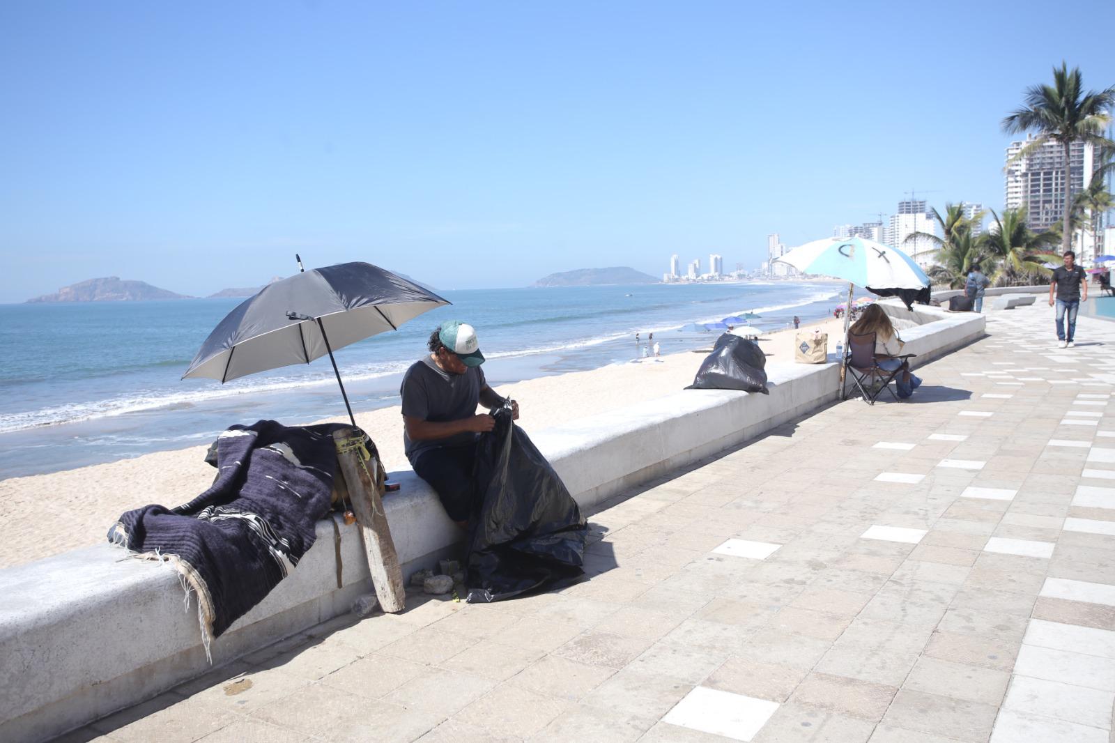 $!Reservan mazatlecos con anticipación un sitio para disfrutar del desfile de Carnaval