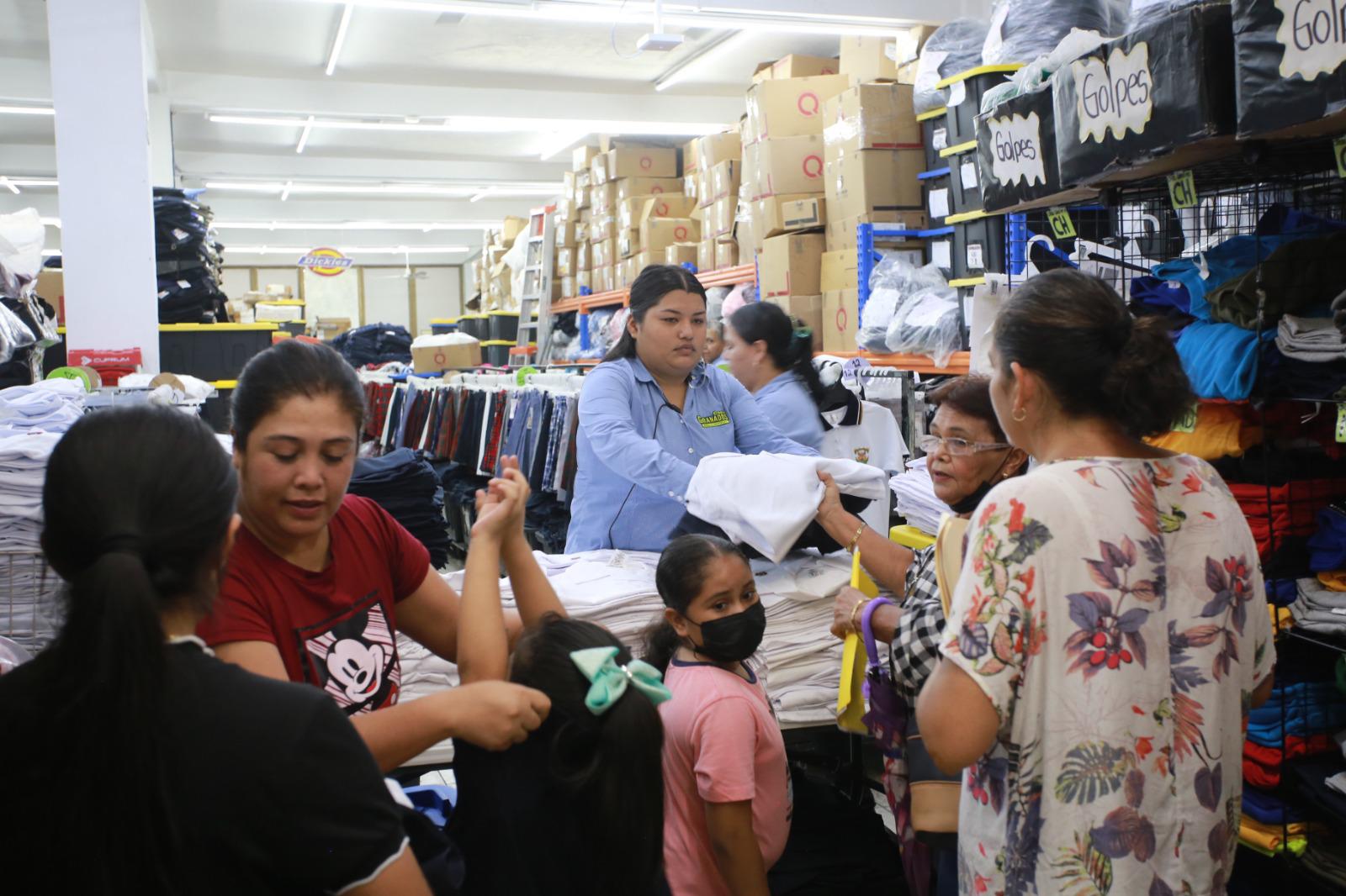 $!Inicia muy activo en Mazatlán el canje de uniformes y útiles escolares gratuitos