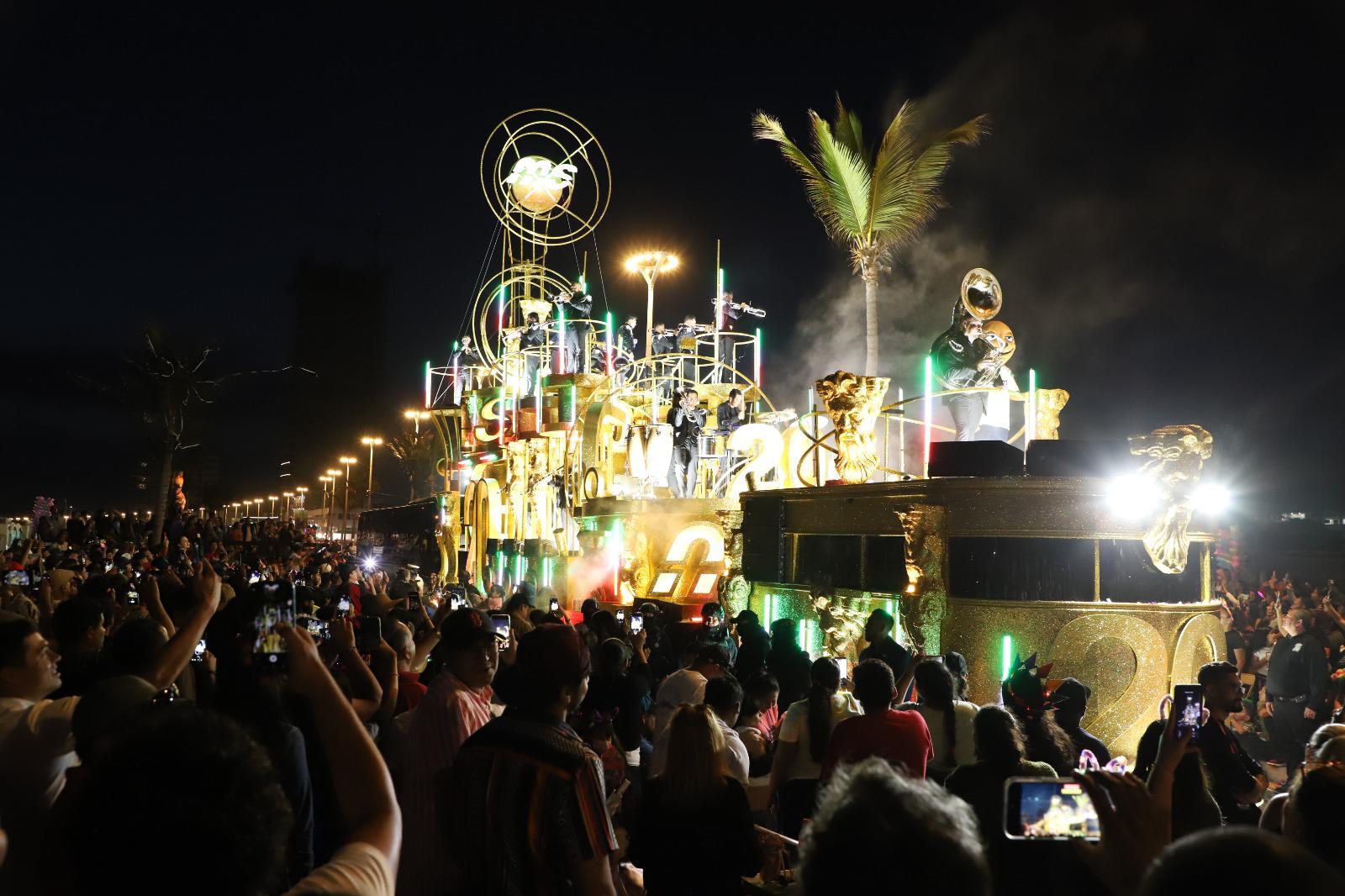 $!Este carro alegórico representa una máquina mágica que genera música.